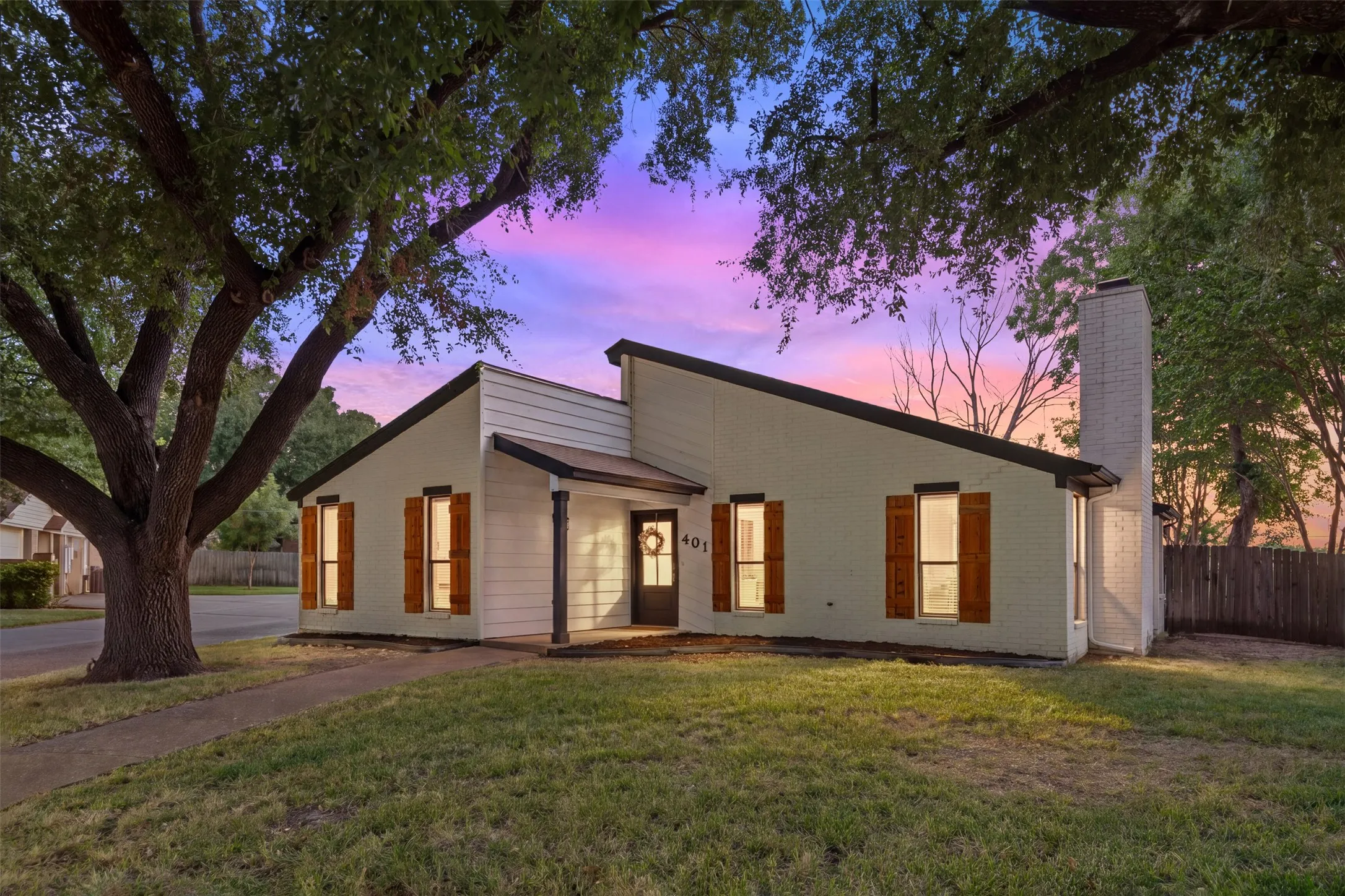 Single Family Residence For Sale in Mc Lennan County , 401 Lindenwood Lane W, Hewitt, Texas 76643, 4 Bedroom, 3 Bathroom, 2 Garage spaces, 2,126 Sqft, built in 1981, mls#21357379, Real Estate Agent in Hewitt, Homes For Sale in Mc Lennan county, Homes For Sale in Hewitt, Realtor in Hewitt Texas, Real Estate Brokerage Independent Realty Texas, Luminita Cordes Realtor