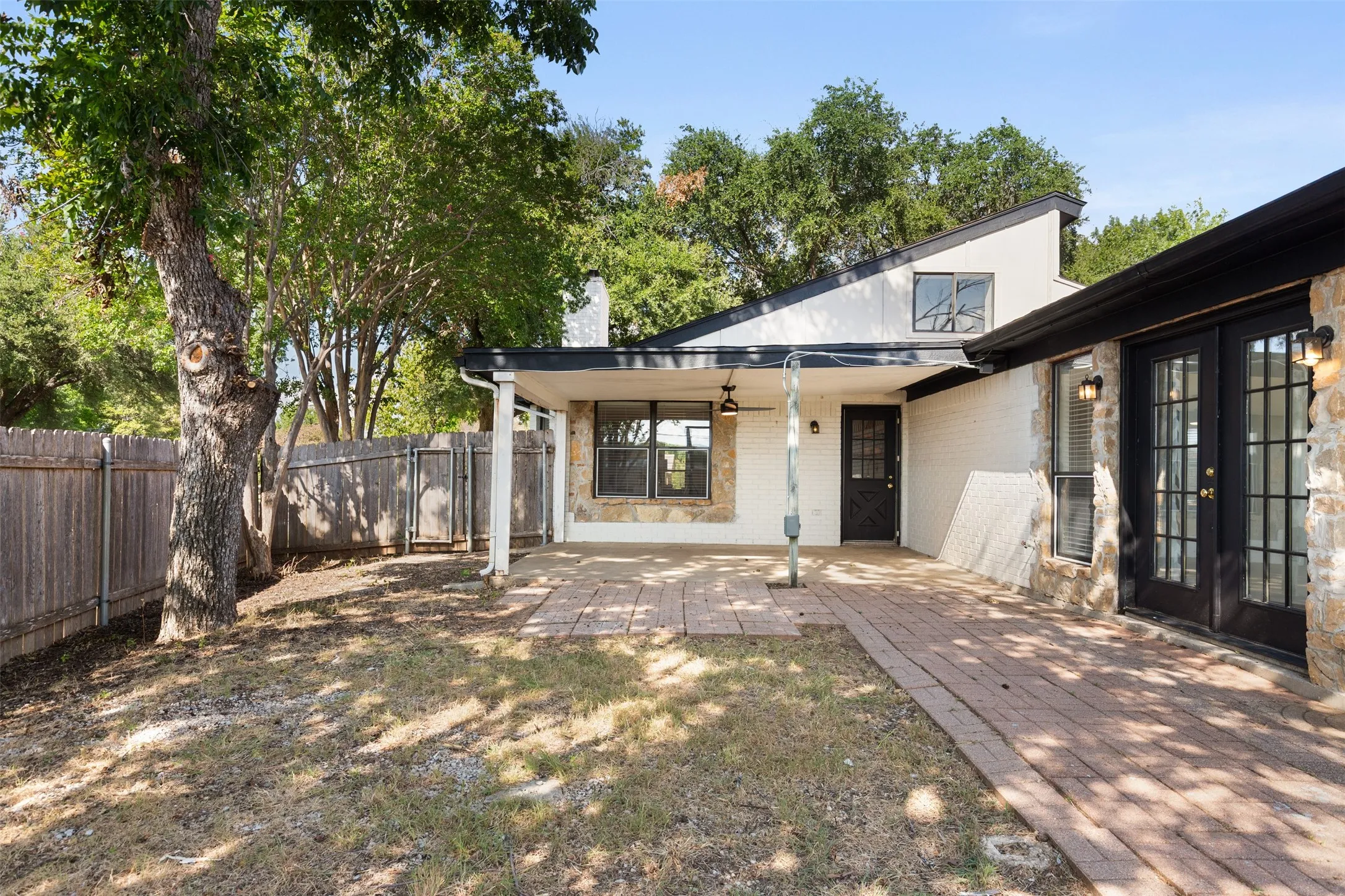 Single Family Residence For Sale in Mc Lennan County , 401 Lindenwood Lane W, Hewitt, Texas 76643, 4 Bedroom, 3 Bathroom, 2 Garage spaces, 2,126 Sqft, built in 1981, mls#21357379, Real Estate Agent in Hewitt, Homes For Sale in Mc Lennan county, Homes For Sale in Hewitt, Realtor in Hewitt Texas, Real Estate Brokerage Independent Realty Texas, Luminita Cordes Realtor