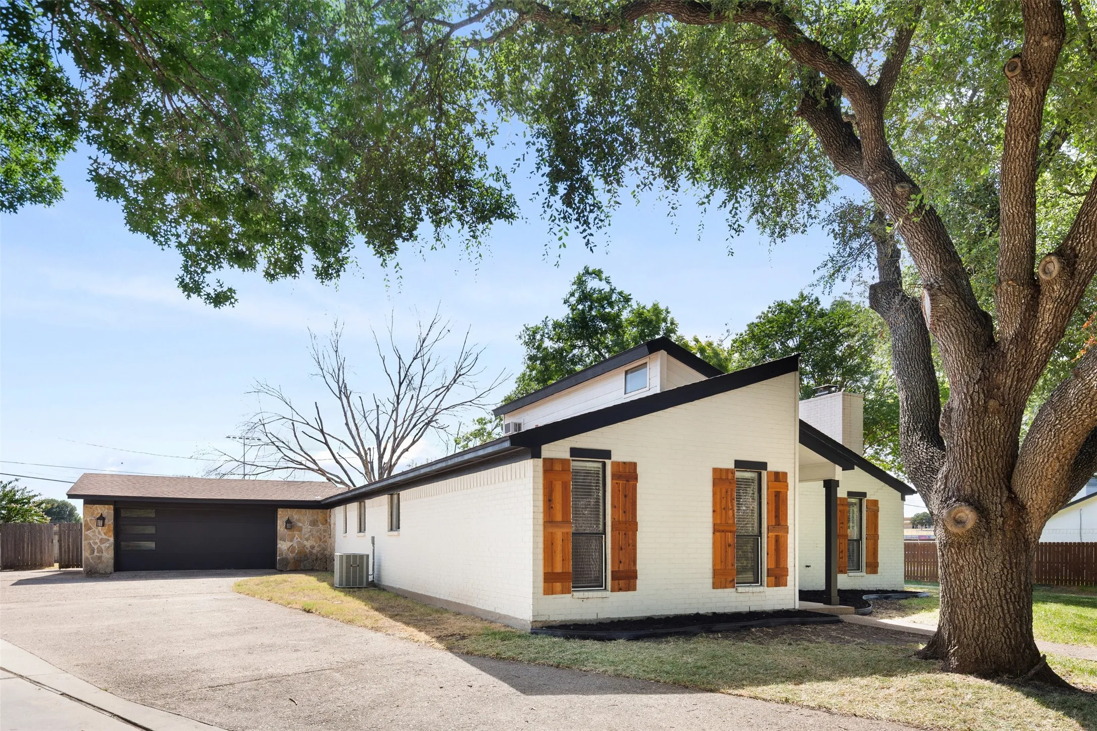 Single Family Residence For Sale in Mc Lennan County , 401 Lindenwood Lane W, Hewitt, Texas 76643, 4 Bedroom, 3 Bathroom, 2 Garage spaces, 2,126 Sqft, built in 1981, mls#21357379, Real Estate Agent in Hewitt, Homes For Sale in Mc Lennan county, Homes For Sale in Hewitt, Realtor in Hewitt Texas, Real Estate Brokerage Independent Realty Texas, Luminita Cordes Realtor