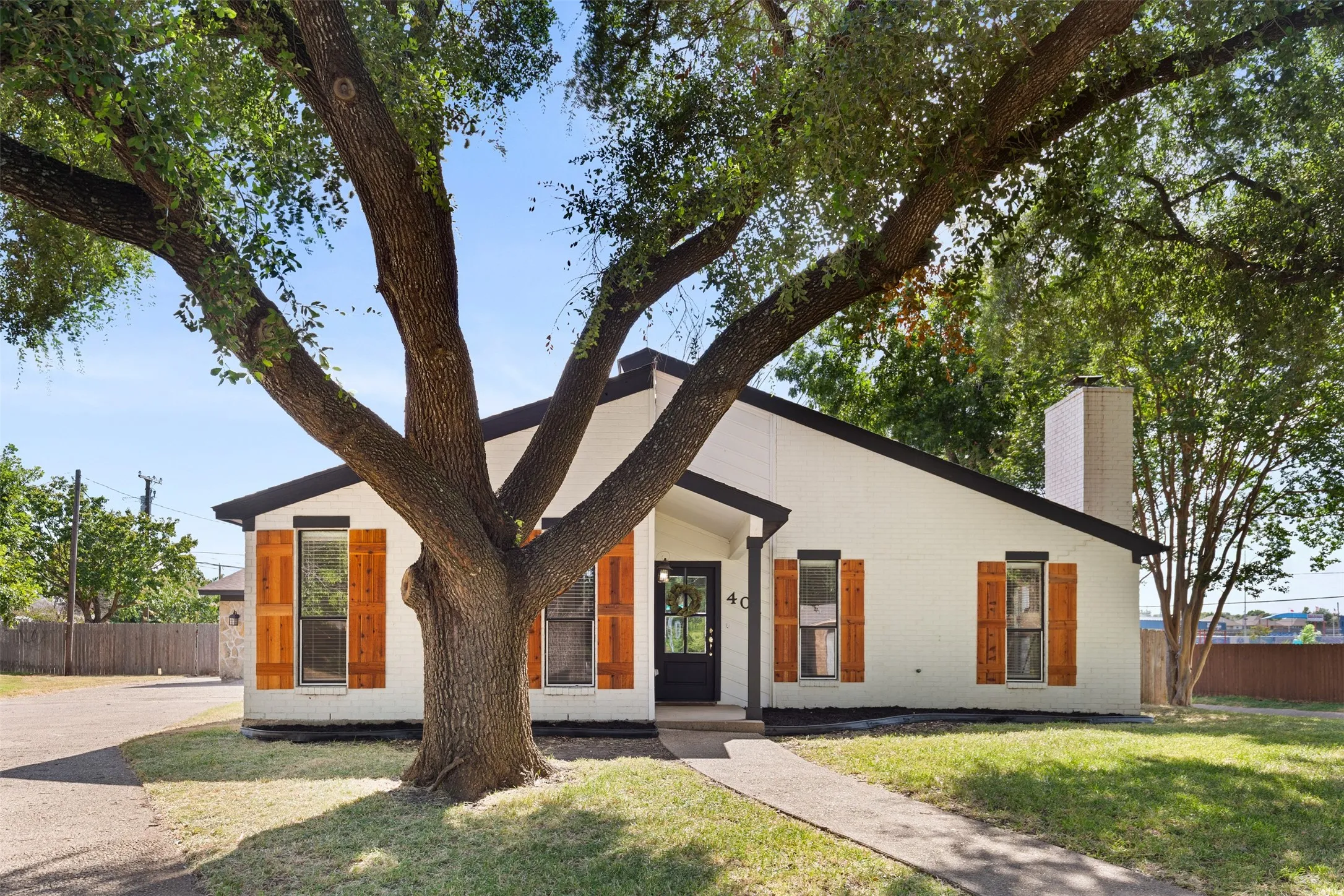 Single Family Residence For Sale in Mc Lennan County , 401 Lindenwood Lane W, Hewitt, Texas 76643, 4 Bedroom, 3 Bathroom, 2 Garage spaces, 2,126 Sqft, built in 1981, mls#21357379, Real Estate Agent in Hewitt, Homes For Sale in Mc Lennan county, Homes For Sale in Hewitt, Realtor in Hewitt Texas, Real Estate Brokerage Independent Realty Texas, Luminita Cordes Realtor