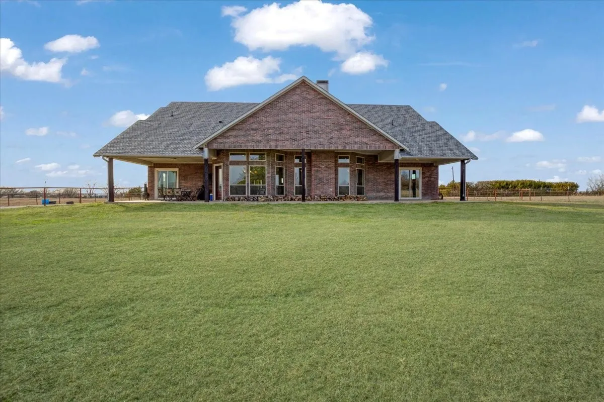 Single Family Residence For Sale in Collin County , 8636 Morgan Road, Blue Ridge, Texas 75424, 3 Bedroom, 4 Bathroom, 3 Garage spaces, 3,324 Sqft, built in 2016, mls#21356431, Real Estate Agent in Blue Ridge, Homes For Sale in Collin county, Homes For Sale in Blue Ridge, Realtor in Blue Ridge Texas, Real Estate Brokerage Independent Realty Texas, Luminita Cordes Realtor