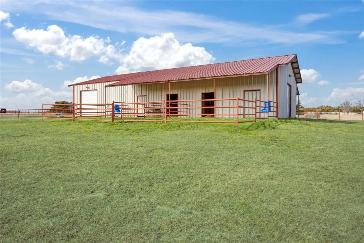Single Family Residence For Sale in Collin County , 8636 Morgan Road, Blue Ridge, Texas 75424, 3 Bedroom, 4 Bathroom, 3 Garage spaces, 3,324 Sqft, built in 2016, mls#21356431, Real Estate Agent in Blue Ridge, Homes For Sale in Collin county, Homes For Sale in Blue Ridge, Realtor in Blue Ridge Texas, Real Estate Brokerage Independent Realty Texas, Luminita Cordes Realtor