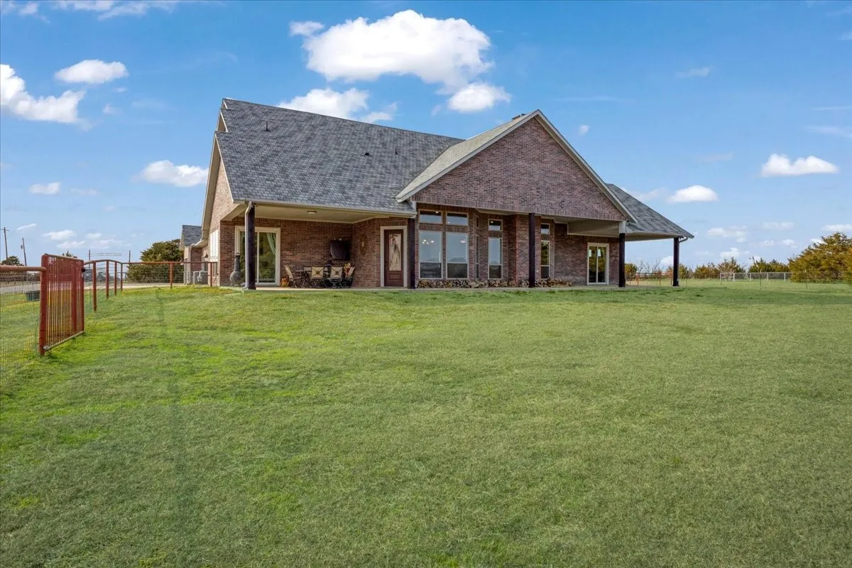 Single Family Residence For Sale in Collin County , 8636 Morgan Road, Blue Ridge, Texas 75424, 3 Bedroom, 4 Bathroom, 3 Garage spaces, 3,324 Sqft, built in 2016, mls#21356431, Real Estate Agent in Blue Ridge, Homes For Sale in Collin county, Homes For Sale in Blue Ridge, Realtor in Blue Ridge Texas, Real Estate Brokerage Independent Realty Texas, Luminita Cordes Realtor