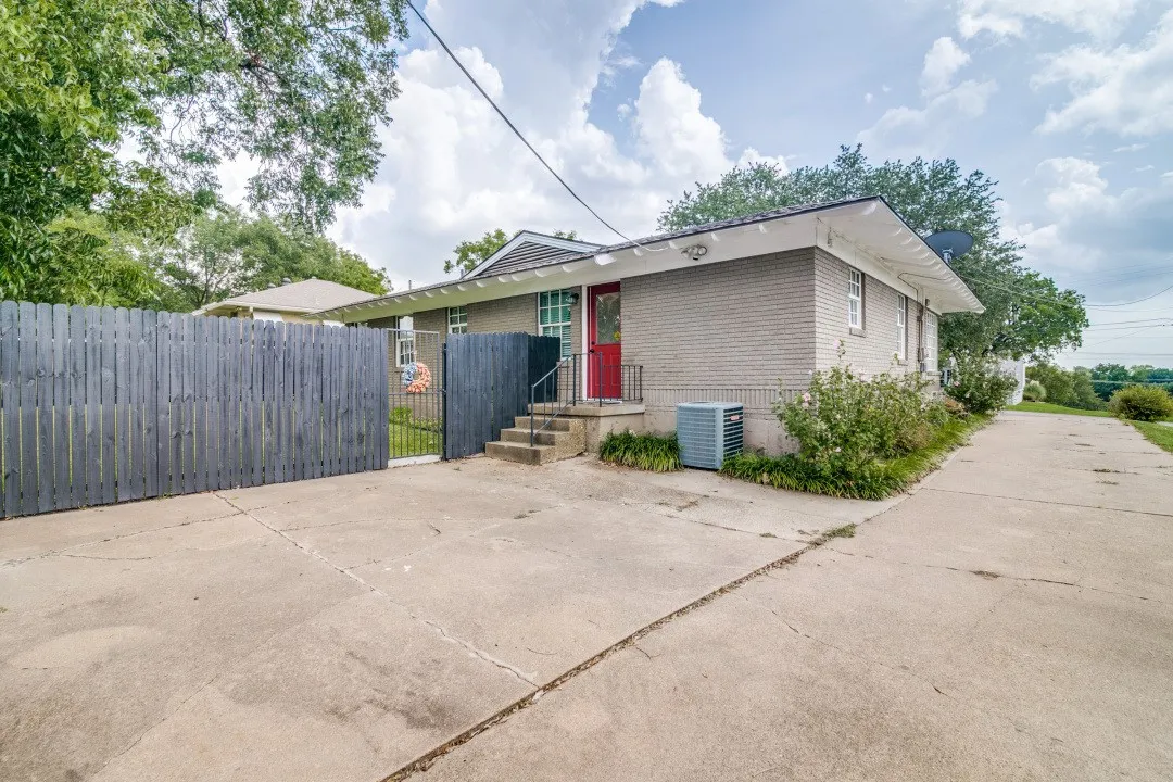 Single Family Residence For Sale in Rockwall County , 504 W Kaufman Street, Rockwall, Texas 75087, 3 Bedroom, 2 Bathroom, 1 Garage spaces, 1,196 Sqft, built in 1985, Price $385,000, mls#21356909, Real Estate Agent in Rockwall, Homes For Sale in Rockwall county, Homes For Sale in Rockwall, Realtor in Rockwall Texas, Real Estate Brokerage Independent Realty Texas, Luminita Cordes Realtor