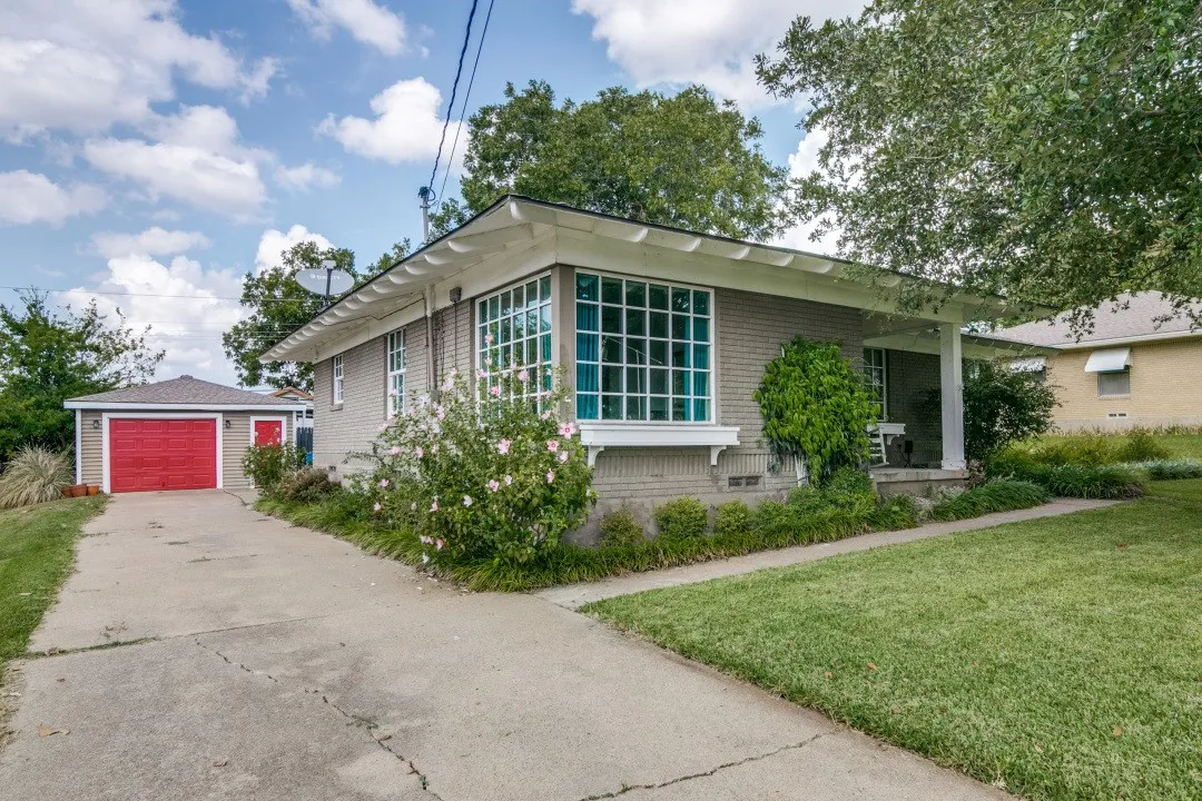 Single Family Residence For Sale in Rockwall County , 504 W Kaufman Street, Rockwall, Texas 75087, 3 Bedroom, 2 Bathroom, 1 Garage spaces, 1,196 Sqft, built in 1985, Price $385,000, mls#21356909, Real Estate Agent in Rockwall, Homes For Sale in Rockwall county, Homes For Sale in Rockwall, Realtor in Rockwall Texas, Real Estate Brokerage Independent Realty Texas, Luminita Cordes Realtor