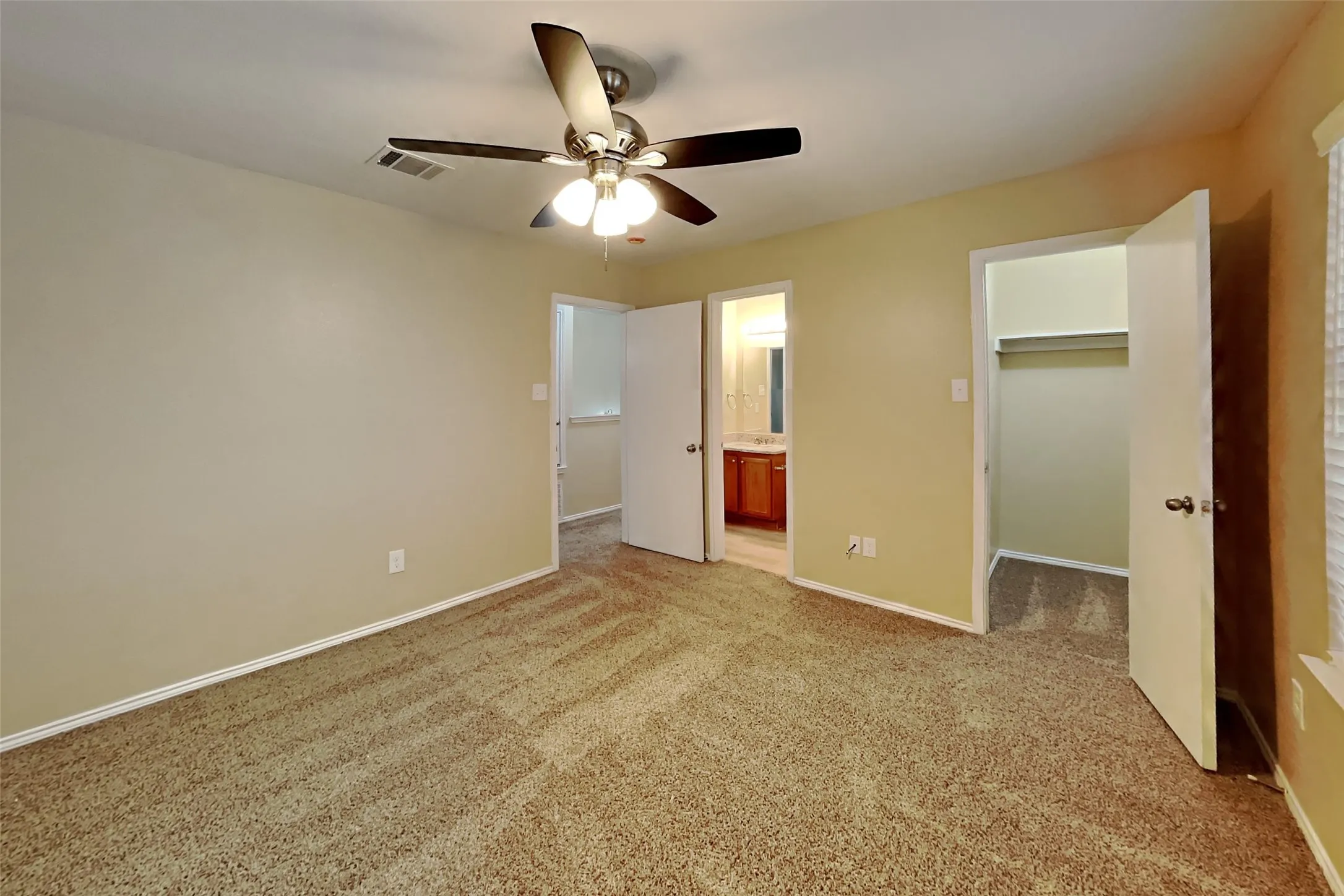 Single Family Residence For Rent in Tarrant County , 616 Destin Drive, Fort Worth, Texas 76131, 3 Bedroom, 3 Bathroom, 2 Garage spaces, 2,260 Sqft, built in 2008, mls#21357547, Real Estate Agent in Fort Worth, Homes For Rent in Tarrant county, Homes For Rent in Fort Worth, Realtor in Fort Worth Texas, Real Estate Brokerage Independent Realty Texas, Luminita Cordes Realtor
