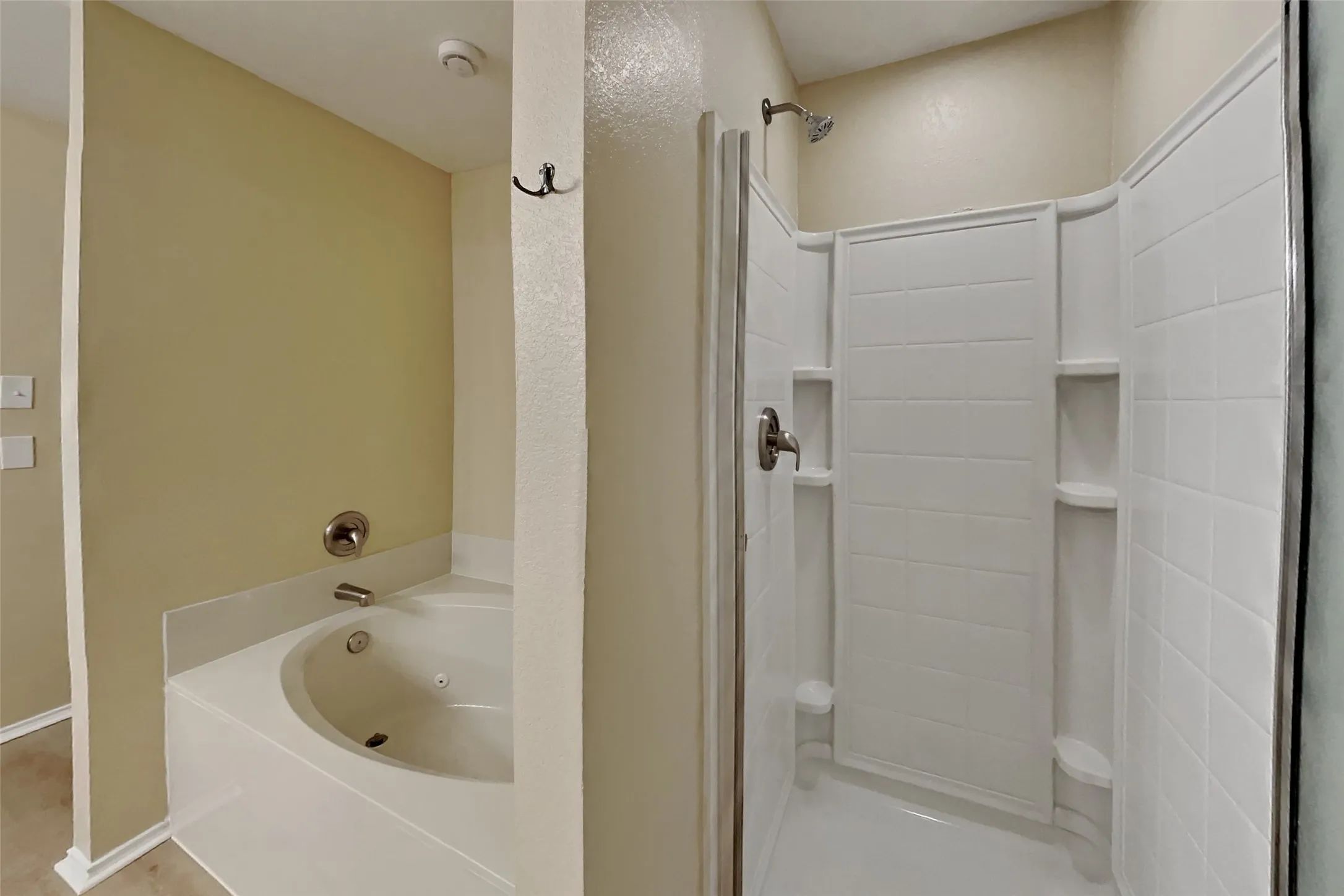 Single Family Residence For Rent in Tarrant County , 616 Destin Drive, Fort Worth, Texas 76131, 3 Bedroom, 3 Bathroom, 2 Garage spaces, 2,260 Sqft, built in 2008, mls#21357547, Real Estate Agent in Fort Worth, Homes For Rent in Tarrant county, Homes For Rent in Fort Worth, Realtor in Fort Worth Texas, Real Estate Brokerage Independent Realty Texas, Luminita Cordes Realtor