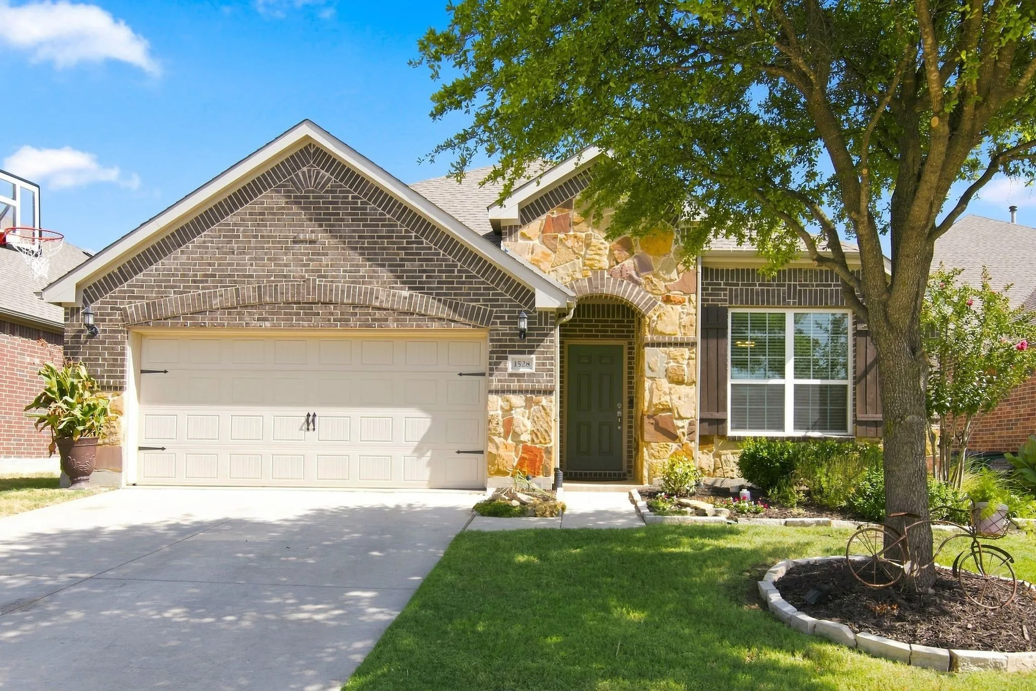 Single Family Residence For Sale in Denton County , 1528 Westview Lane, Northlake, Texas 76226, 3 Bedroom, 2 Bathroom, 2 Garage spaces, 2,246 Sqft, built in 2015, mls#21356302, Real Estate Agent in Northlake, Homes For Sale in Denton county, Homes For Sale in Northlake, Realtor in Northlake Texas, Real Estate Brokerage Independent Realty Texas, Luminita Cordes Realtor
