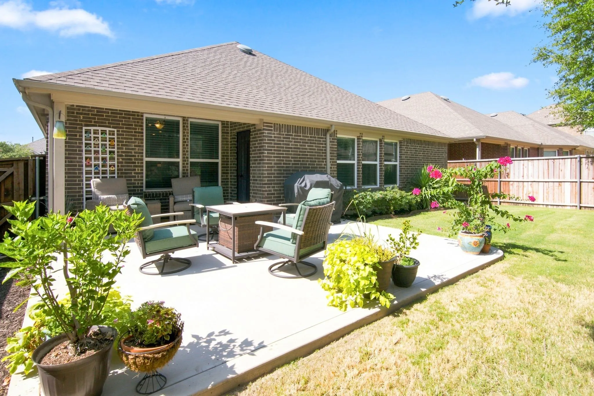 Dining alfresco?  You have room!