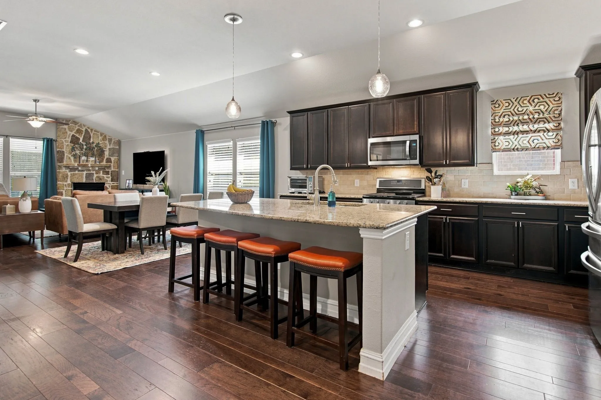 Isn't this amazing?  Love the open kitchen to dining and living area!
