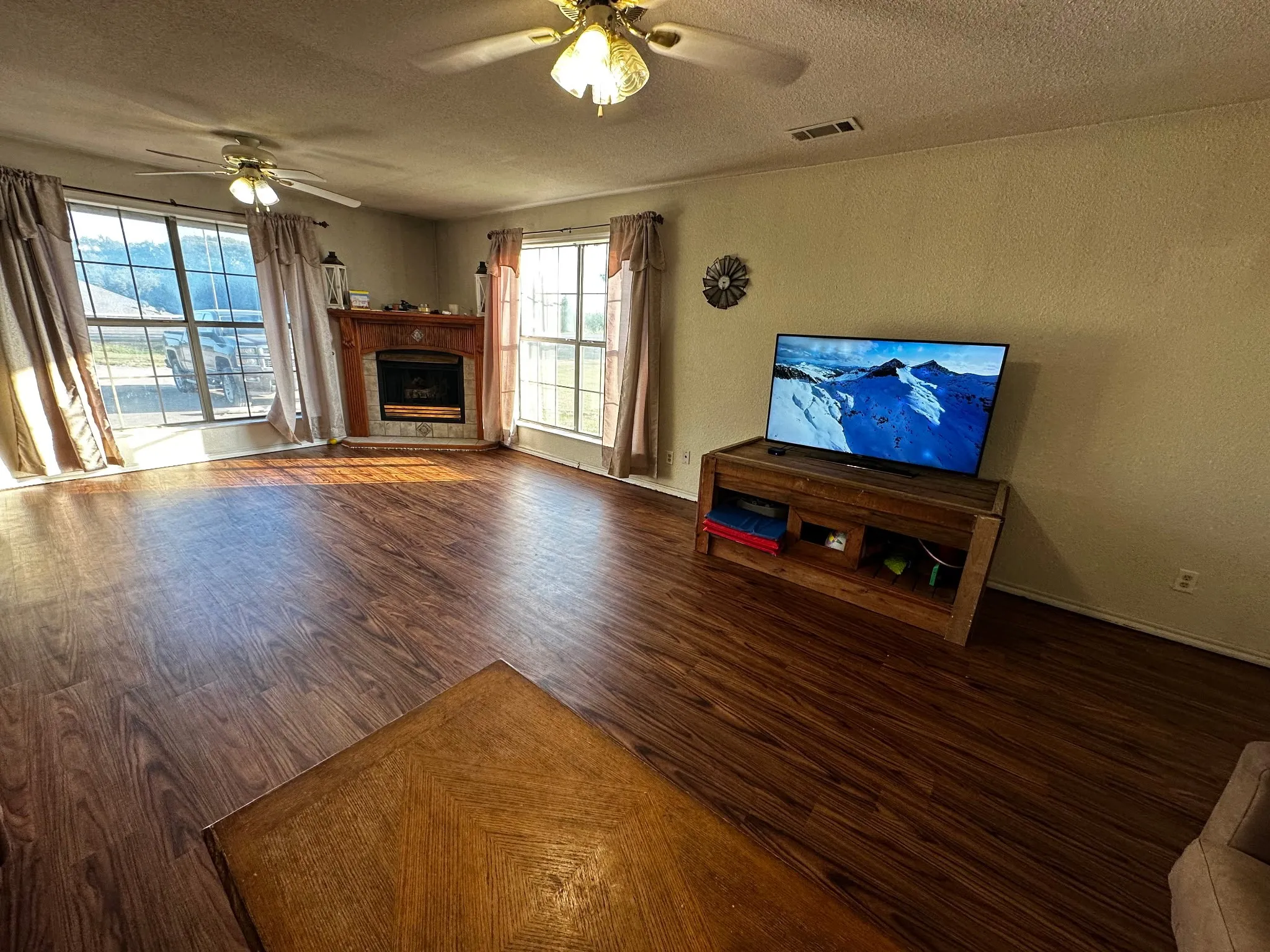 Single Family Residence For Sale in Hill County , 2437 State Highway 22, Whitney, Texas 76692, 5 Bedroom, 3 Bathroom, 2 Garage spaces, 3,433 Sqft, built in 2002, mls#21357563, Real Estate Agent in Whitney, Homes For Sale in Hill county, Homes For Sale in Whitney, Realtor in Whitney Texas, Real Estate Brokerage Independent Realty Texas, Luminita Cordes Realtor