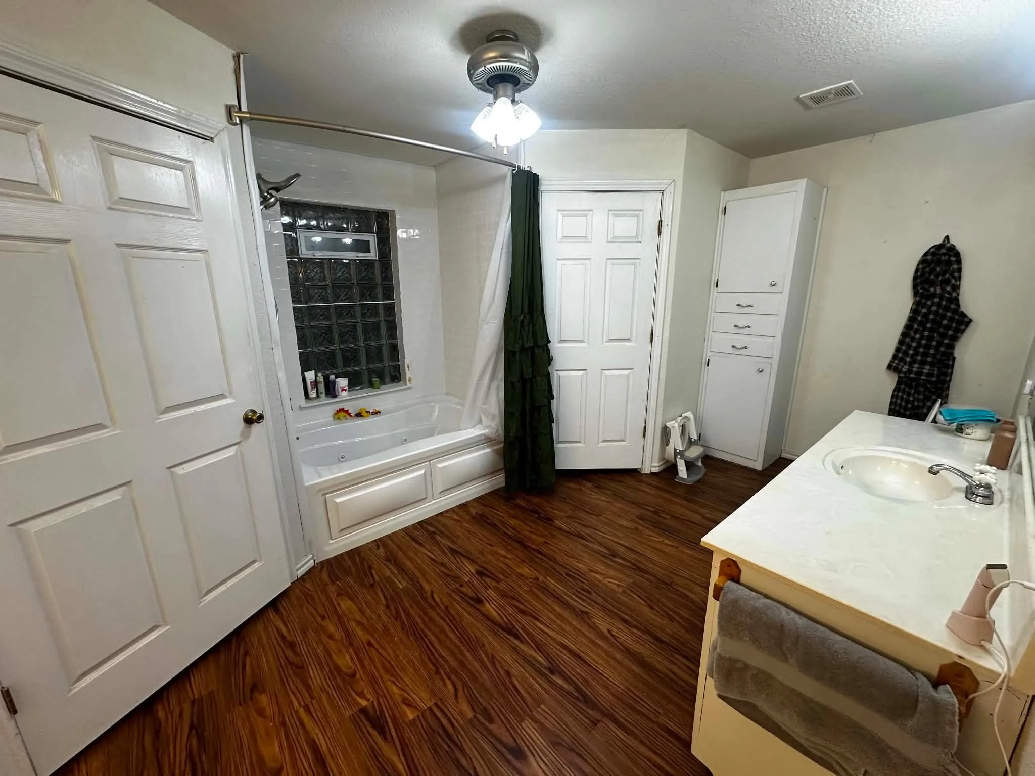 Single Family Residence For Sale in Hill County , 2437 State Highway 22, Whitney, Texas 76692, 5 Bedroom, 3 Bathroom, 2 Garage spaces, 3,433 Sqft, built in 2002, mls#21357563, Real Estate Agent in Whitney, Homes For Sale in Hill county, Homes For Sale in Whitney, Realtor in Whitney Texas, Real Estate Brokerage Independent Realty Texas, Luminita Cordes Realtor