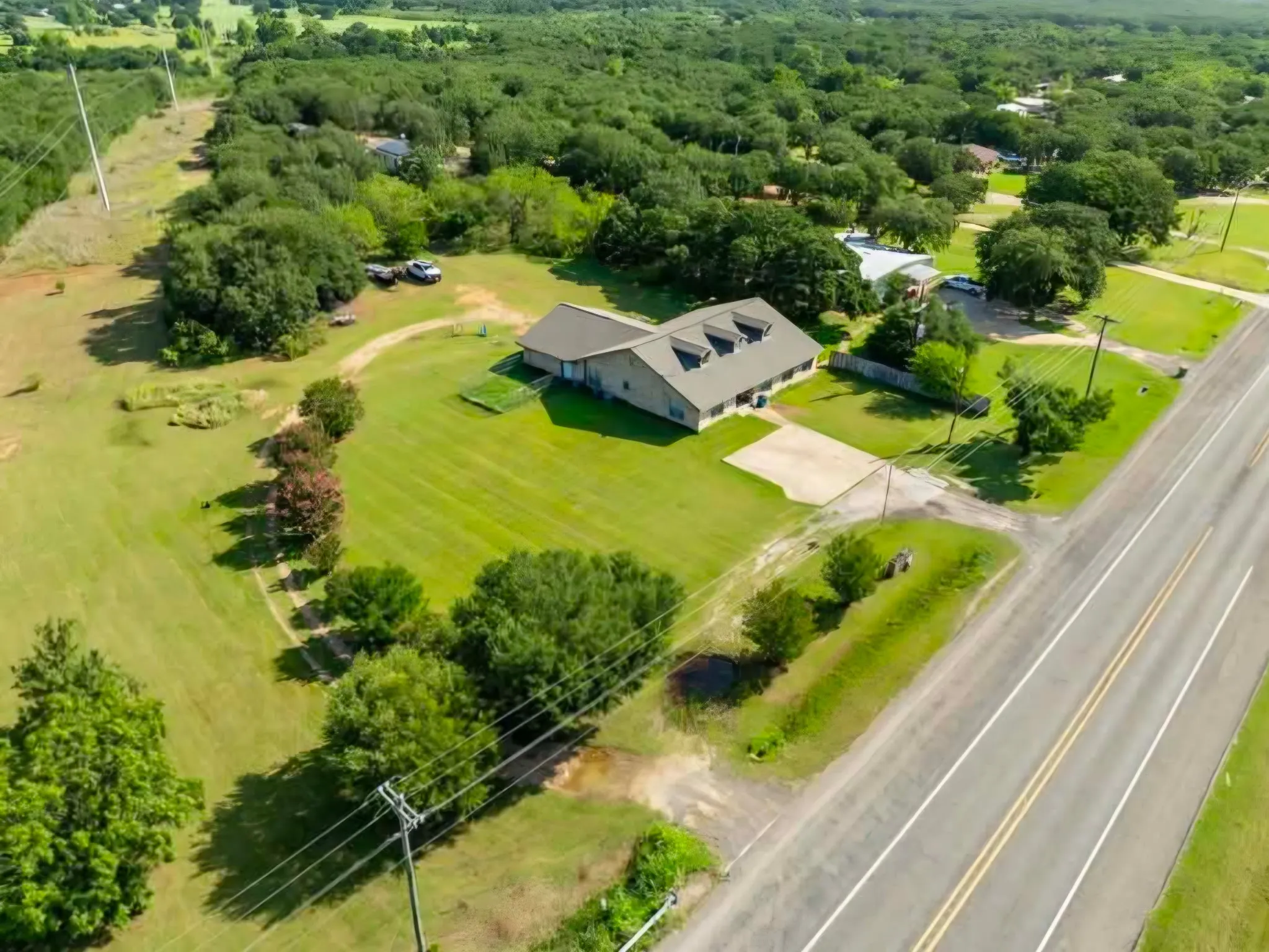 Single Family Residence For Sale in Hill County , 2437 State Highway 22, Whitney, Texas 76692, 5 Bedroom, 3 Bathroom, 2 Garage spaces, 3,433 Sqft, built in 2002, mls#21357563, Real Estate Agent in Whitney, Homes For Sale in Hill county, Homes For Sale in Whitney, Realtor in Whitney Texas, Real Estate Brokerage Independent Realty Texas, Luminita Cordes Realtor