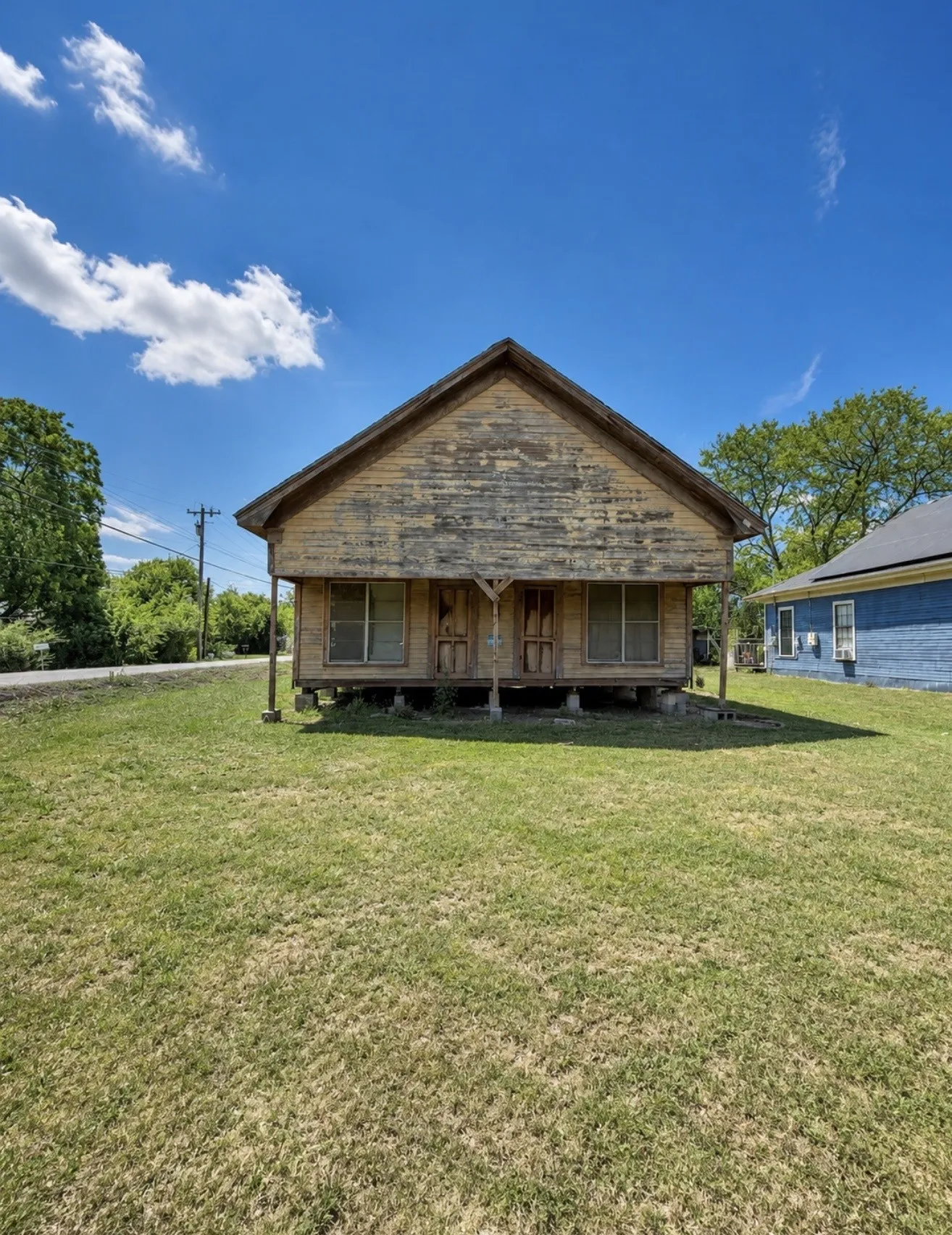 Single Family Residence For Sale in Mc Lennan County , 114 S Mills Street, West, Texas 76691, 2 Bedroom, 0, Garage spaces, 0 Sqft, built in 1900, Price $67,999, mls#21357531, Real Estate Agent in West, Homes For Sale in Mc Lennan county, Homes For Sale in West, Realtor in West Texas, Real Estate Brokerage Independent Realty Texas, Luminita Cordes Realtor