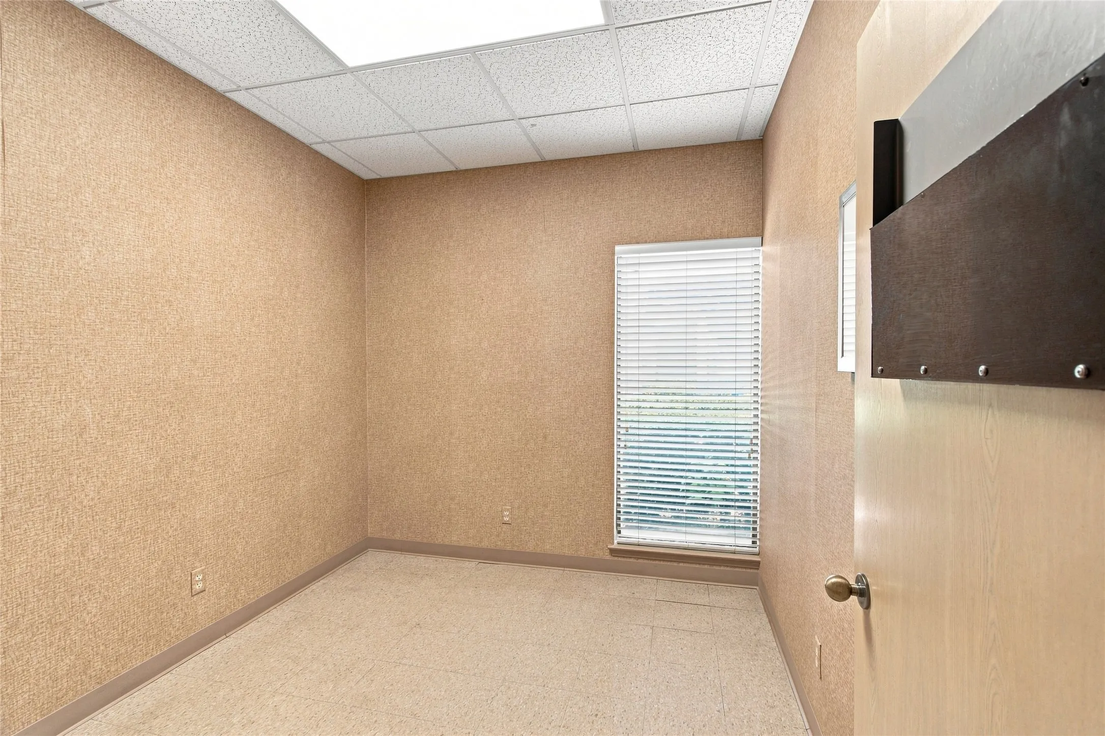 Office For Sale in Tarrant County , 901 Medical Centre Drive C, Arlington, Texas 76012, 0, 0, Garage spaces, 0 Sqft, built in 1984, Price $460,000, mls#21356402, Real Estate Agent in Arlington, Homes For Sale in Tarrant county, Homes For Sale in Arlington, Realtor in Arlington Texas, Real Estate Brokerage Independent Realty Texas, Luminita Cordes Realtor