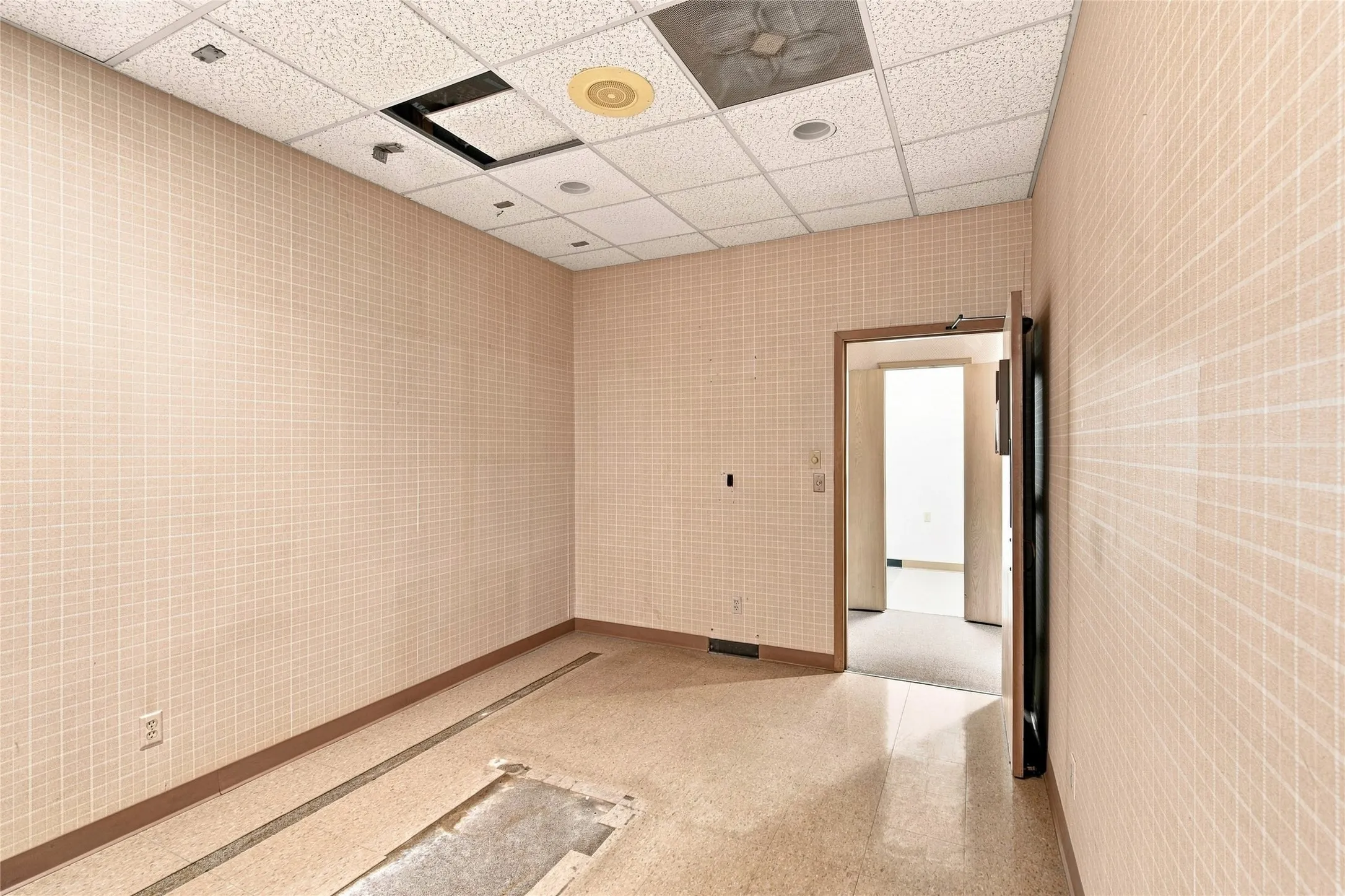 Office For Sale in Tarrant County , 901 Medical Centre Drive C, Arlington, Texas 76012, 0, 0, Garage spaces, 0 Sqft, built in 1984, Price $460,000, mls#21356402, Real Estate Agent in Arlington, Homes For Sale in Tarrant county, Homes For Sale in Arlington, Realtor in Arlington Texas, Real Estate Brokerage Independent Realty Texas, Luminita Cordes Realtor