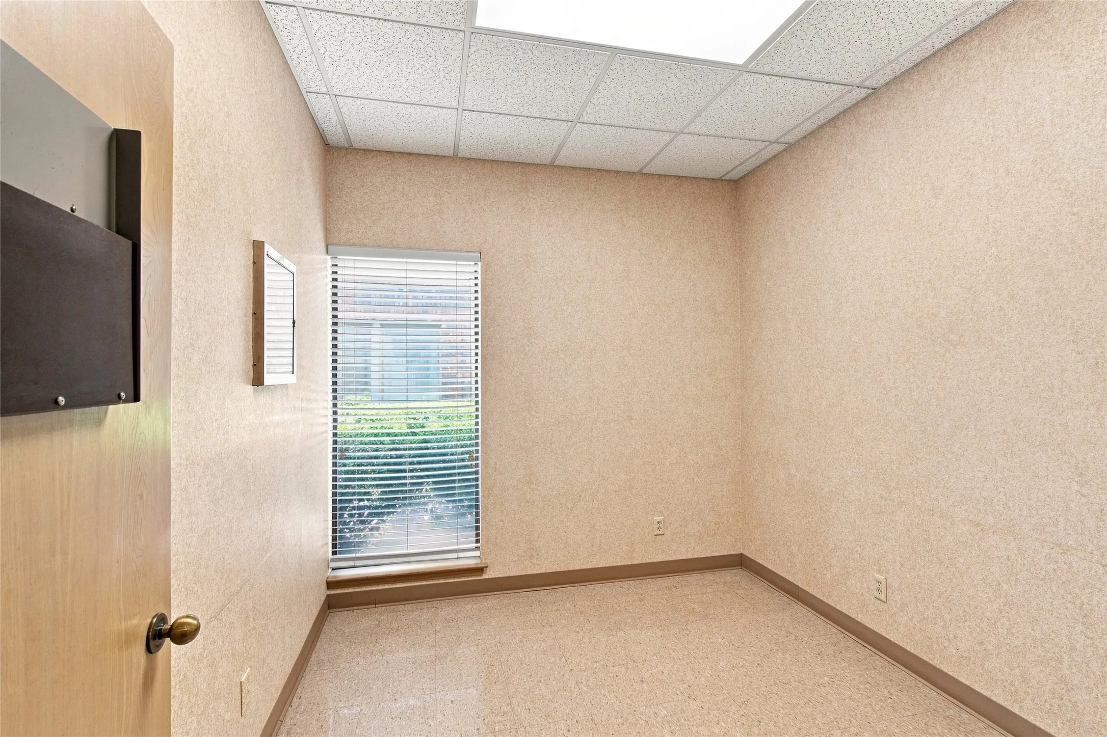 Office For Sale in Tarrant County , 901 Medical Centre Drive C, Arlington, Texas 76012, 0, 0, Garage spaces, 0 Sqft, built in 1984, Price $460,000, mls#21356402, Real Estate Agent in Arlington, Homes For Sale in Tarrant county, Homes For Sale in Arlington, Realtor in Arlington Texas, Real Estate Brokerage Independent Realty Texas, Luminita Cordes Realtor