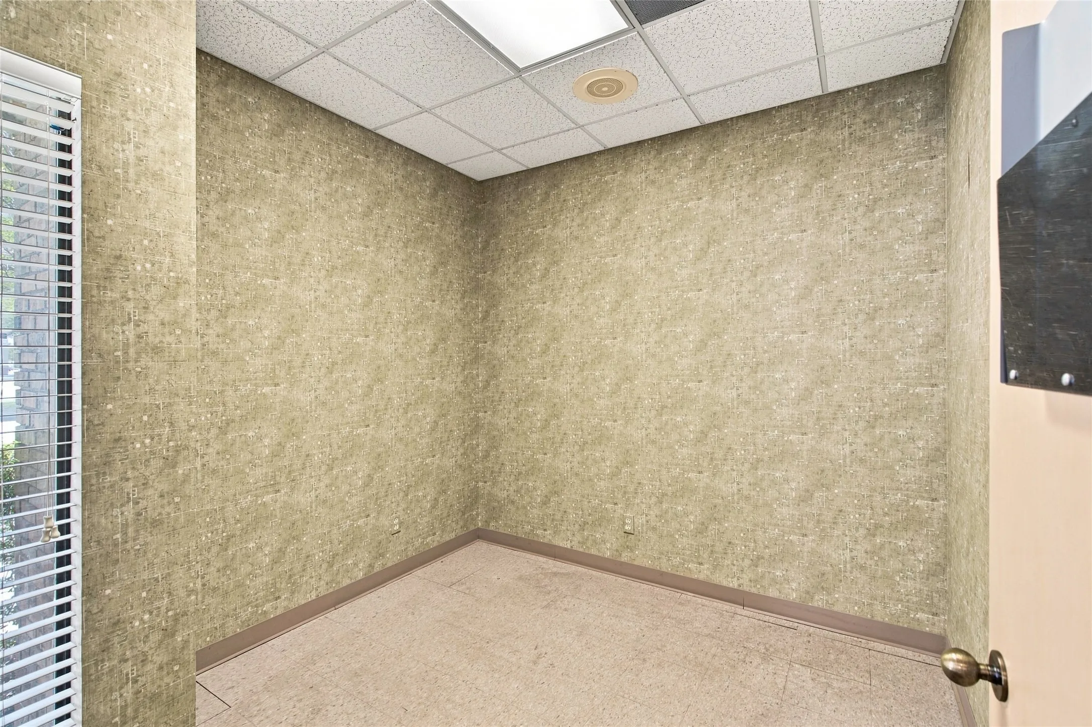Office For Sale in Tarrant County , 901 Medical Centre Drive C, Arlington, Texas 76012, 0, 0, Garage spaces, 0 Sqft, built in 1984, Price $460,000, mls#21356402, Real Estate Agent in Arlington, Homes For Sale in Tarrant county, Homes For Sale in Arlington, Realtor in Arlington Texas, Real Estate Brokerage Independent Realty Texas, Luminita Cordes Realtor