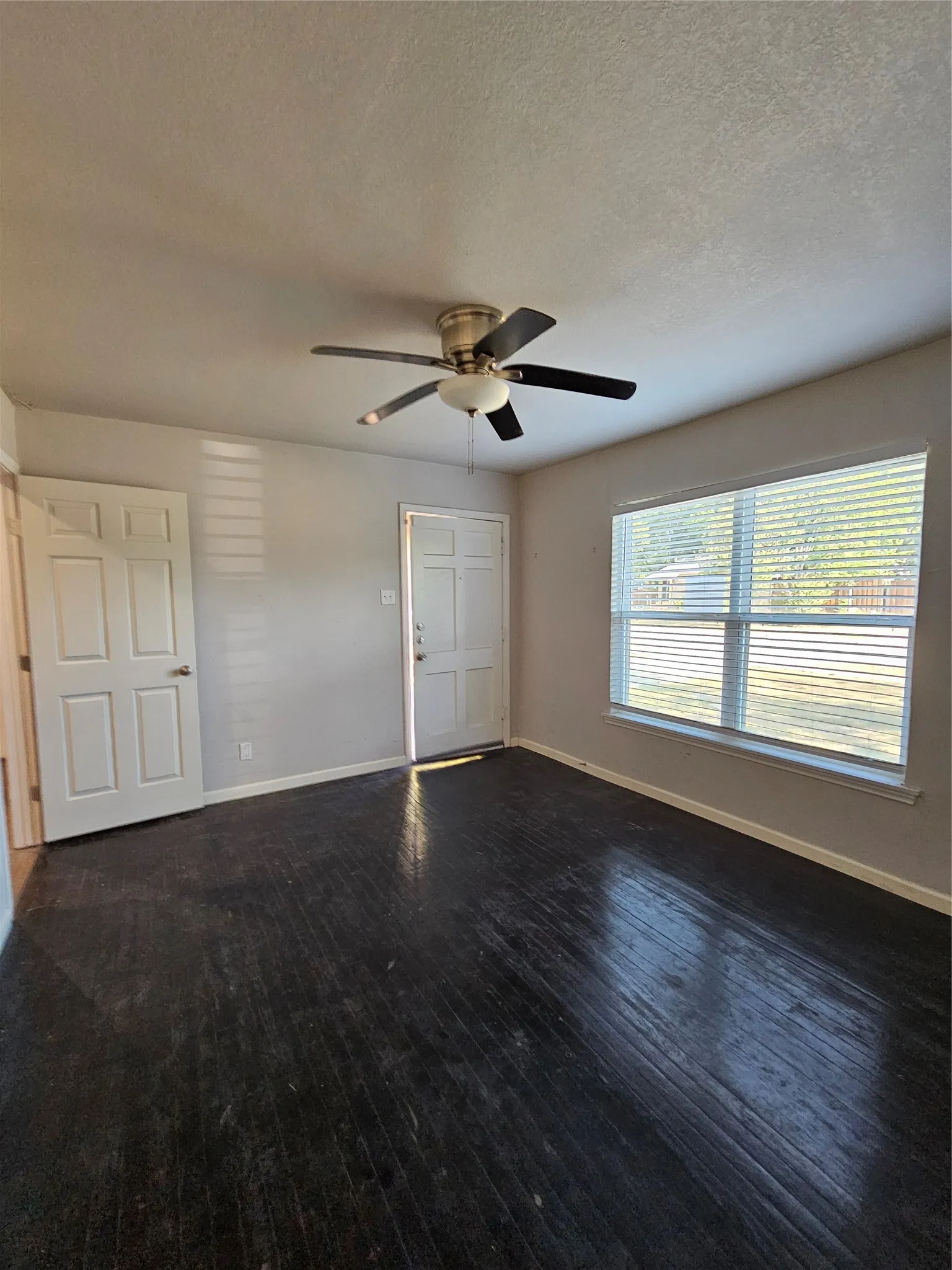 Single Family Residence For Sale in Dallas County , 632 Freeman Drive, Garland, Texas 75040, 2 Bedroom, 2 Bathroom, 1 Garage spaces, 1,189 Sqft, built in 1949, mls#21357587, Real Estate Agent in Garland, Homes For Sale in Dallas county, Homes For Sale in Garland, Realtor in Garland Texas, Real Estate Brokerage Independent Realty Texas, Luminita Cordes Realtor