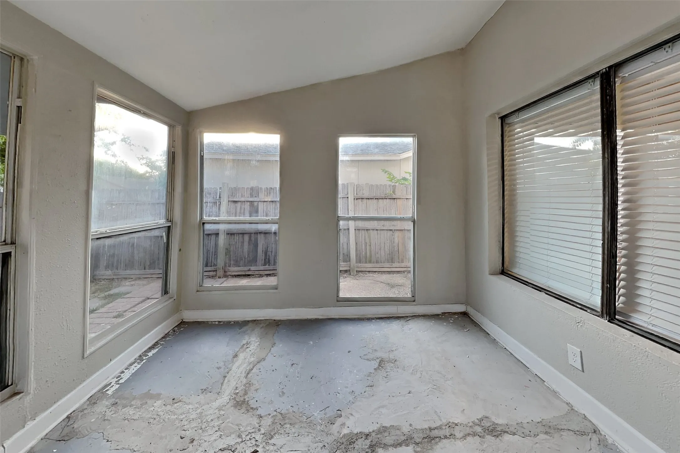 Single Family Residence For Rent in Dallas County , 3413 Castle Rock Lane, Garland, Texas 75044, 4 Bedroom, 3 Bathroom, 2 Garage spaces, 2,071 Sqft, built in 1974, mls#21357580, Real Estate Agent in Garland, Homes For Rent in Dallas county, Homes For Rent in Garland, Realtor in Garland Texas, Real Estate Brokerage Independent Realty Texas, Luminita Cordes Realtor