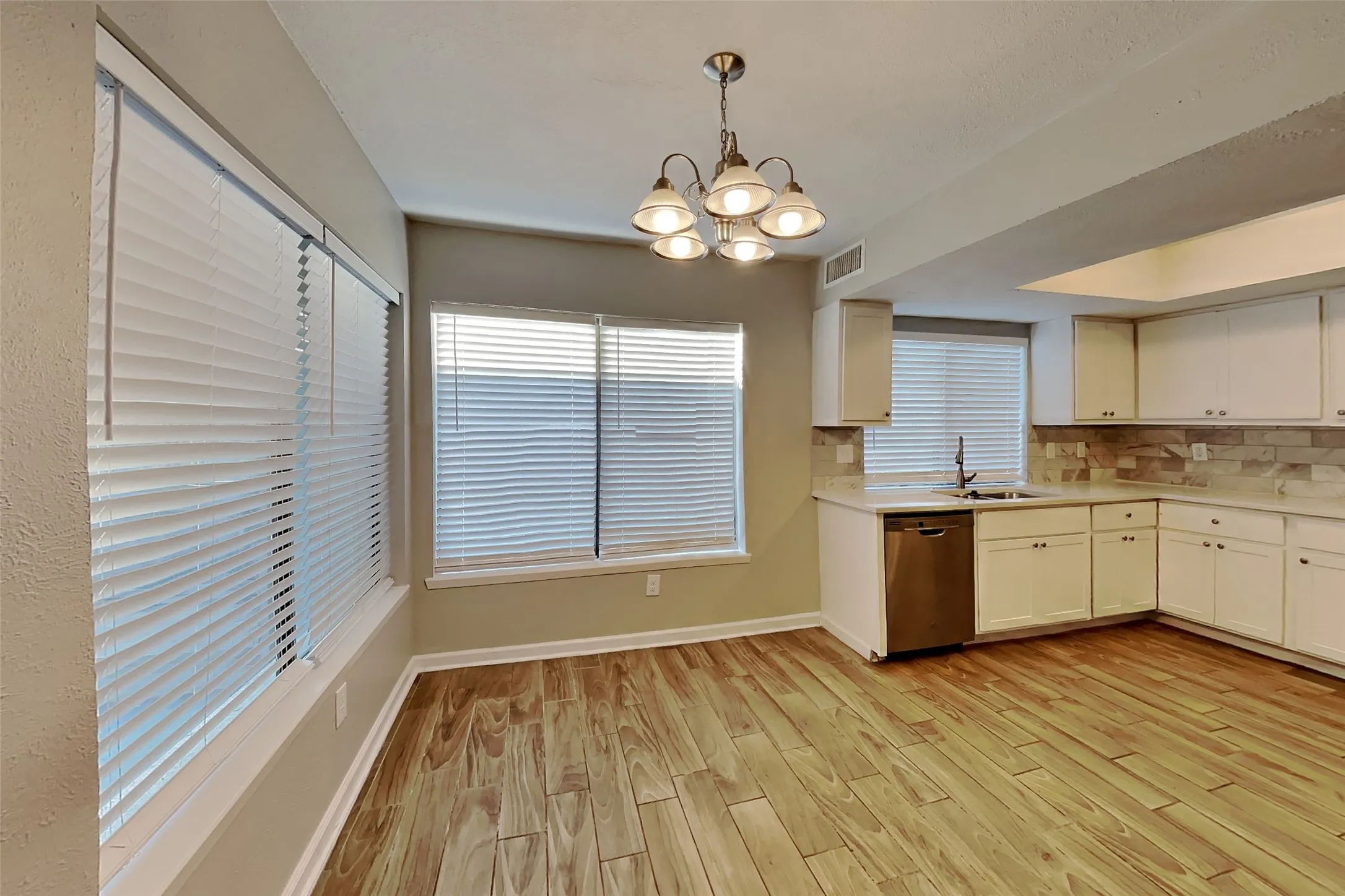 Single Family Residence For Rent in Dallas County , 3413 Castle Rock Lane, Garland, Texas 75044, 4 Bedroom, 3 Bathroom, 2 Garage spaces, 2,071 Sqft, built in 1974, mls#21357580, Real Estate Agent in Garland, Homes For Rent in Dallas county, Homes For Rent in Garland, Realtor in Garland Texas, Real Estate Brokerage Independent Realty Texas, Luminita Cordes Realtor