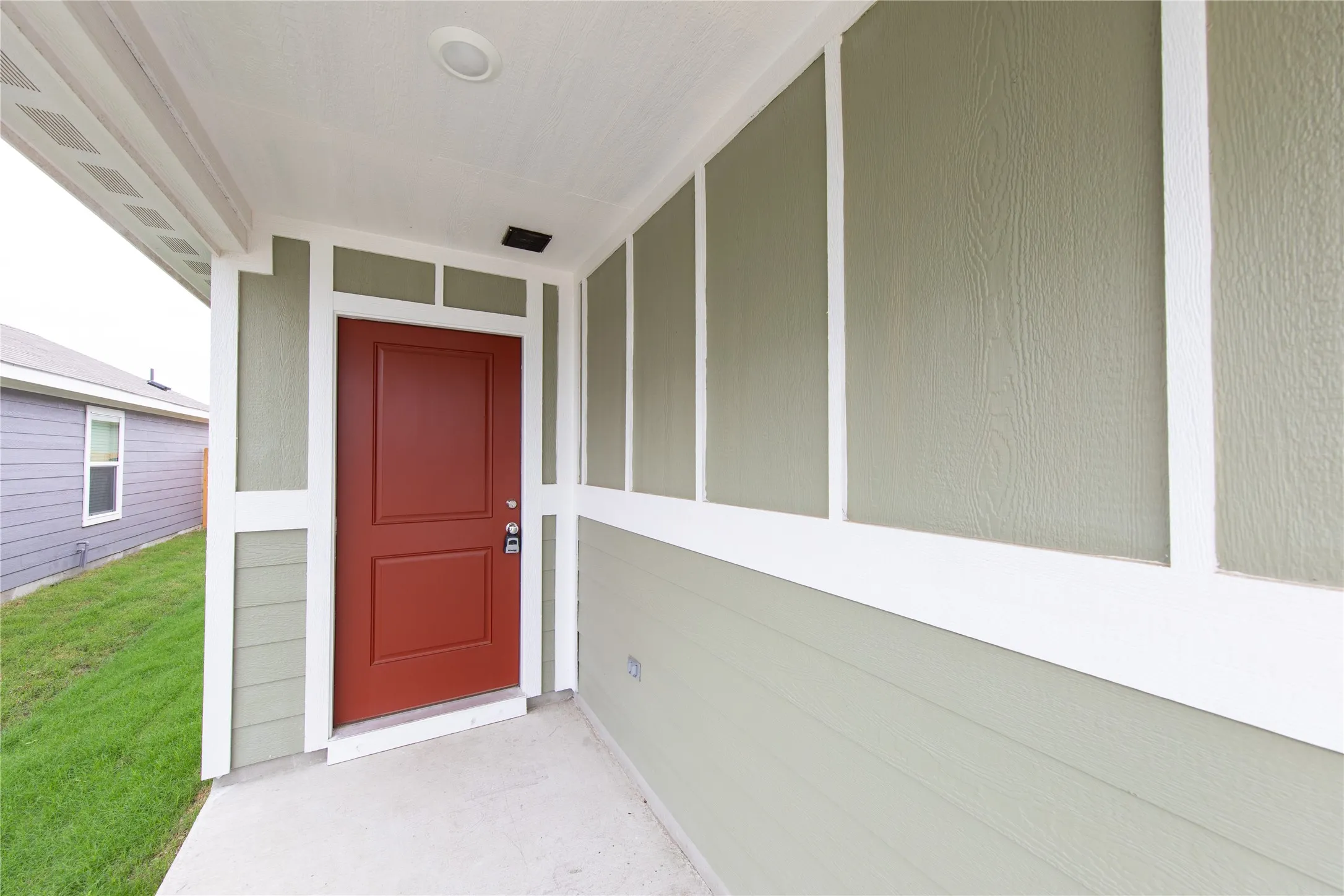 Property entrance featuring a yard