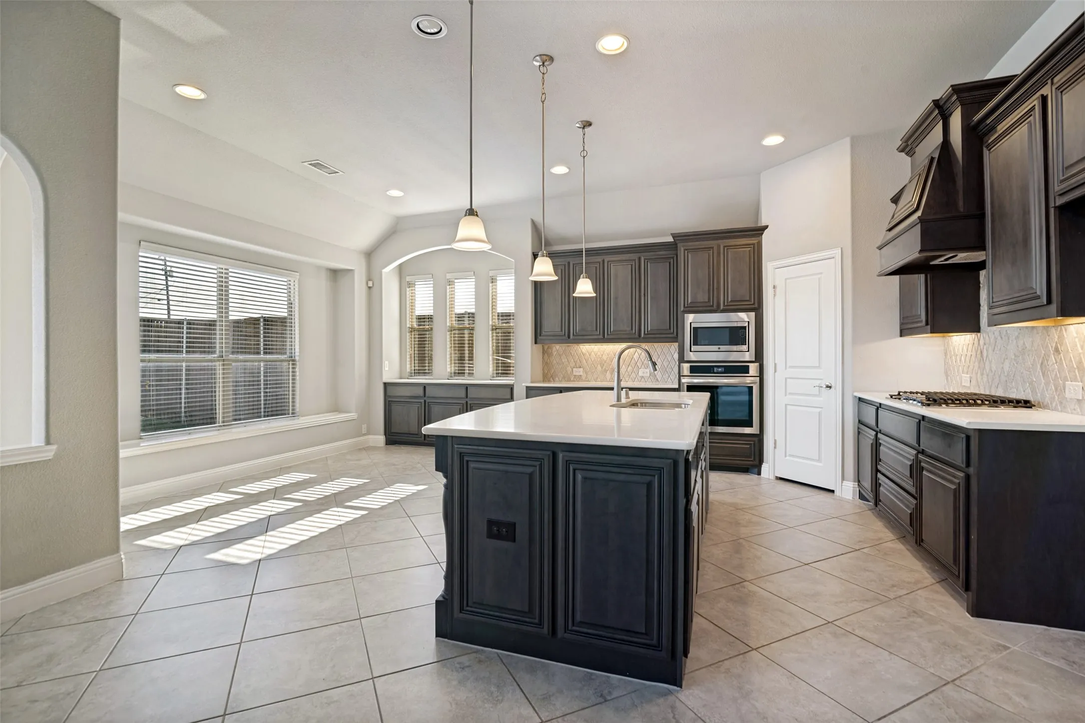 Single Family Residence For Sale in Collin County , 501 Virginia Lane, Wylie, Texas 75098, 5 Bedroom, 3 Bathroom, 2 Garage spaces, 3,116 Sqft, built in 2017, mls#21357542, Real Estate Agent in Wylie, Homes For Sale in Collin county, Homes For Sale in Wylie, Realtor in Wylie Texas, Real Estate Brokerage Independent Realty Texas, Luminita Cordes Realtor