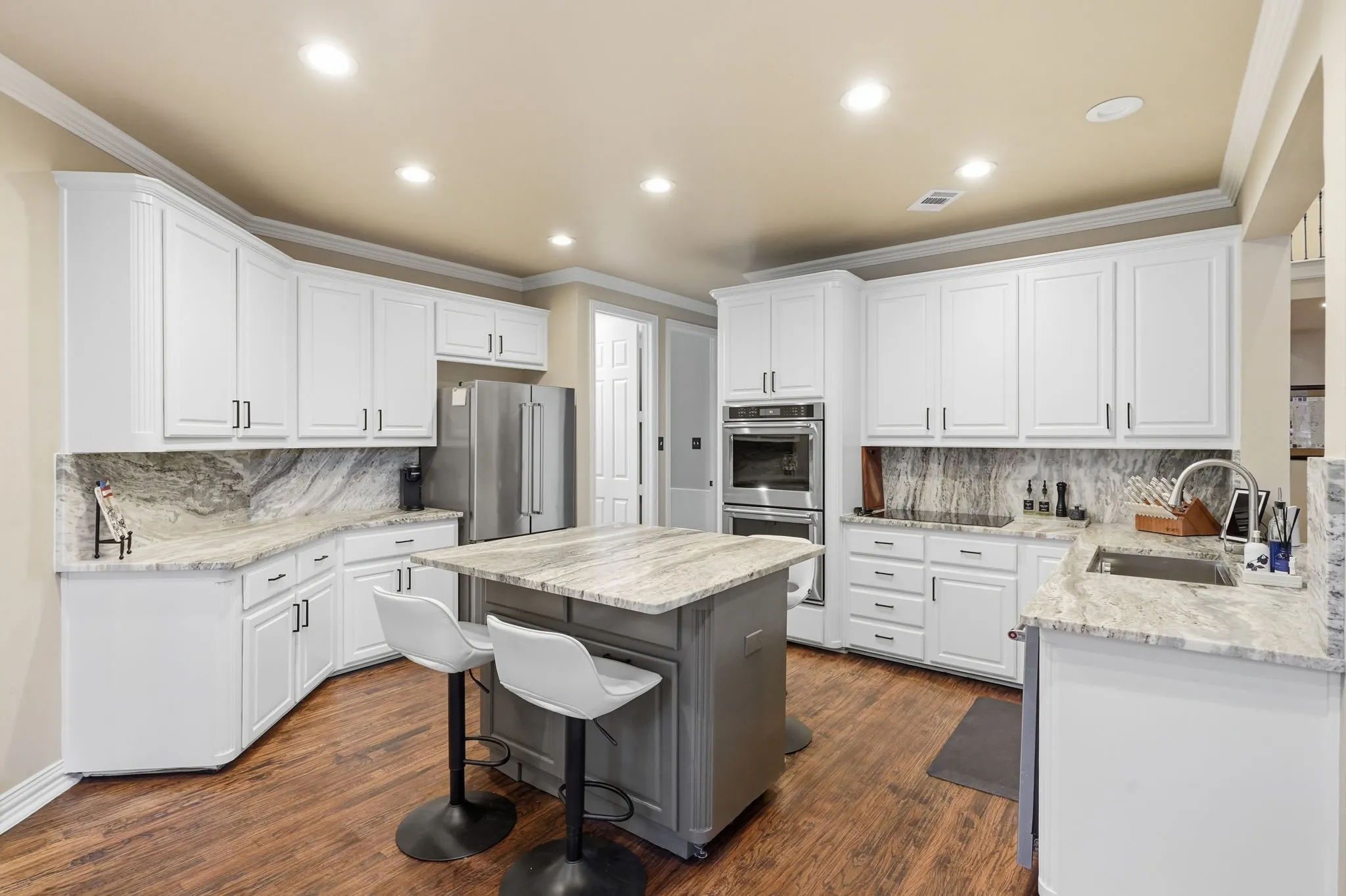 Single Family Residence For Sale in Tarrant County , 809 Weybridge Lane, Keller, Texas 76248, 5 Bedroom, 4 Bathroom, 3 Garage spaces, 4,316 Sqft, built in 2001, mls#21338587, Real Estate Agent in Keller, Homes For Sale in Tarrant county, Homes For Sale in Keller, Realtor in Keller Texas, Real Estate Brokerage Independent Realty Texas, Luminita Cordes Realtor