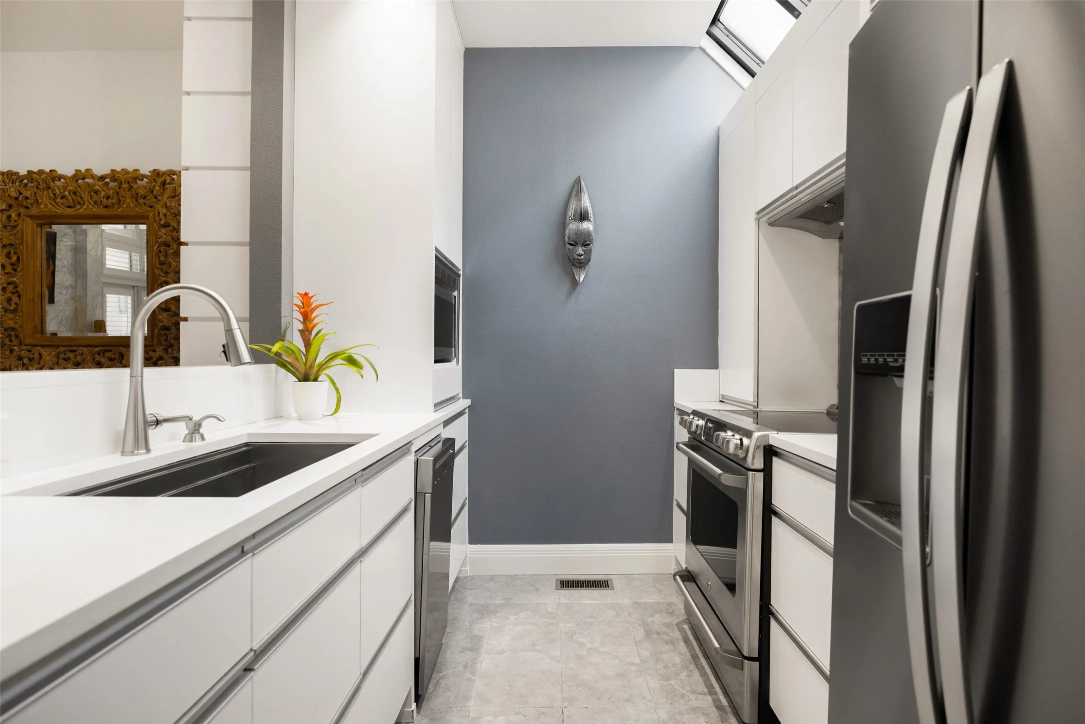Condominium For Sale in Dallas County , 4114 Wycliff Avenue 6, Dallas, Texas 75219, 2 Bedroom, 2 Bathroom, 2 Garage spaces, 1,204 Sqft, built in 1984, mls#21354118, Real Estate Agent in Dallas, Homes For Sale in Dallas county, Homes For Sale in Dallas, Realtor in Dallas Texas, Real Estate Brokerage Independent Realty Texas, Luminita Cordes Realtor
