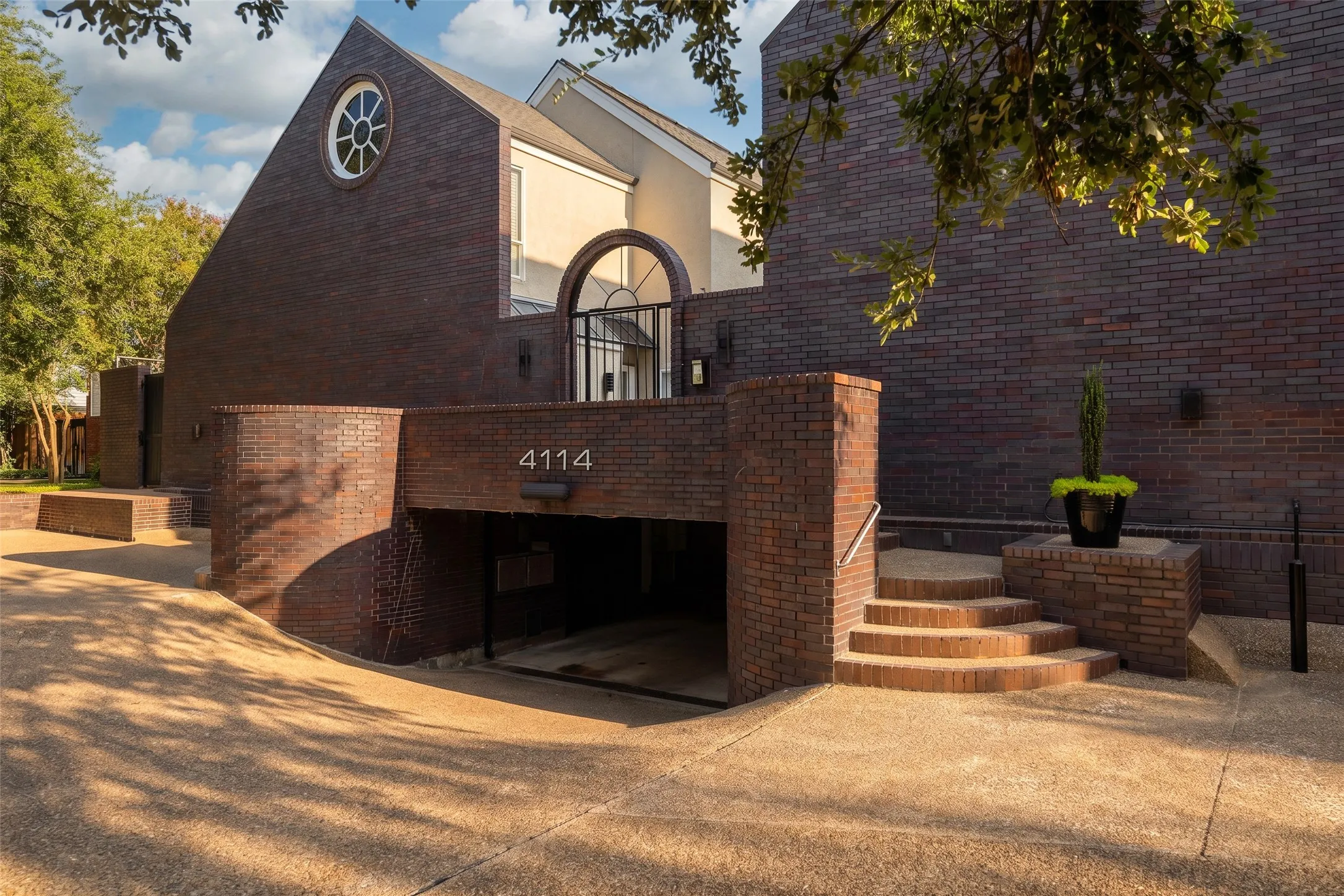Condominium For Sale in Dallas County , 4114 Wycliff Avenue 6, Dallas, Texas 75219, 2 Bedroom, 2 Bathroom, 2 Garage spaces, 1,204 Sqft, built in 1984, mls#21354118, Real Estate Agent in Dallas, Homes For Sale in Dallas county, Homes For Sale in Dallas, Realtor in Dallas Texas, Real Estate Brokerage Independent Realty Texas, Luminita Cordes Realtor