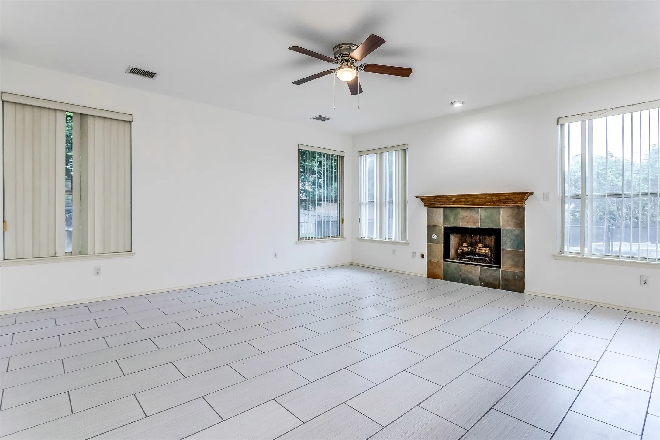 Single Family Residence For Rent in Collin County , 204 Forest Lane, Murphy, Texas 75094, 4 Bedroom, 3 Bathroom, 3 Garage spaces, 3,019 Sqft, built in 1996, mls#21354674, Real Estate Agent in Murphy, Homes For Rent in Collin county, Homes For Rent in Murphy, Realtor in Murphy Texas, Real Estate Brokerage Independent Realty Texas, Luminita Cordes Realtor