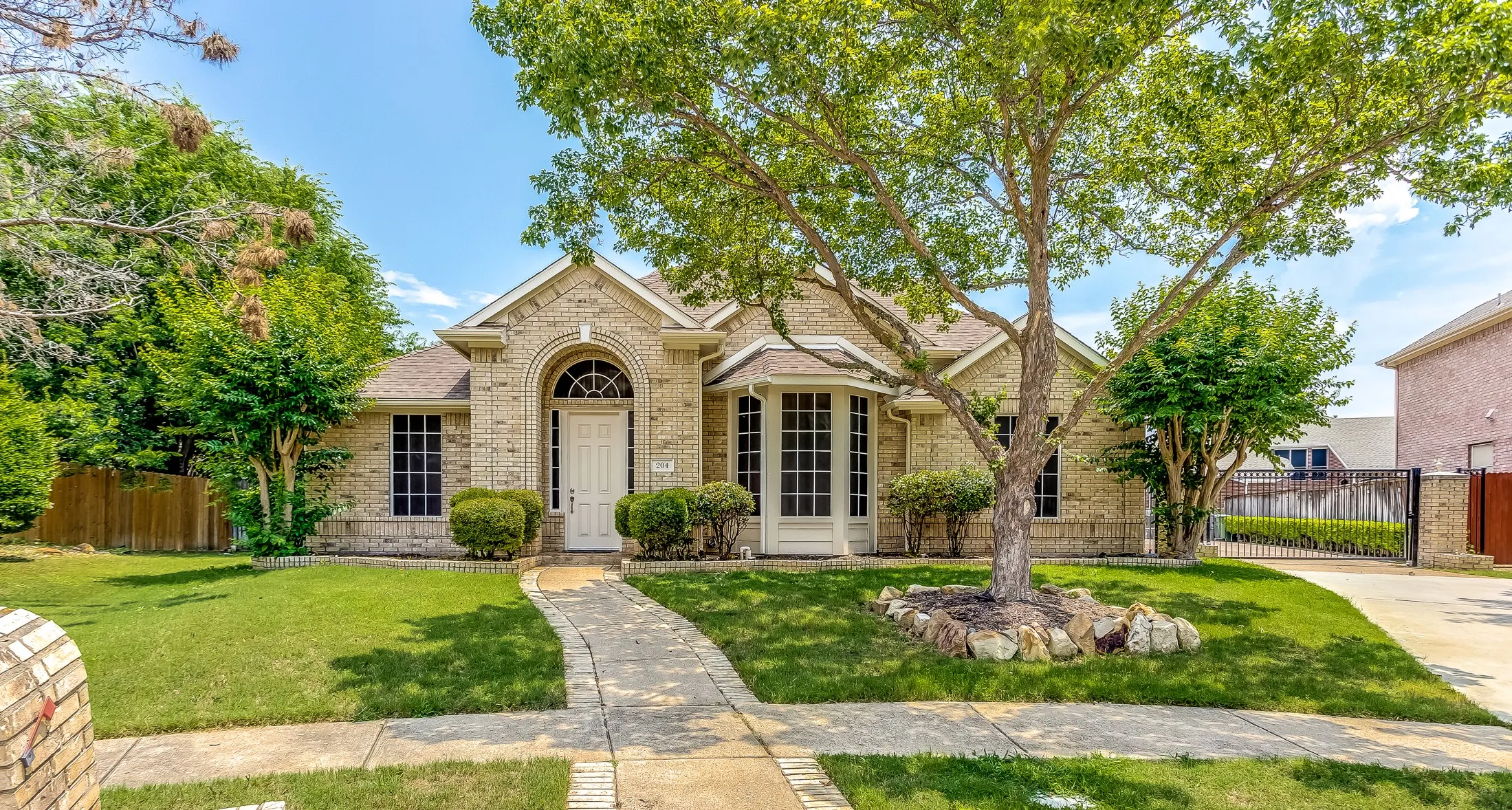 Single Family Residence For Rent in Collin County , 204 Forest Lane, Murphy, Texas 75094, 4 Bedroom, 3 Bathroom, 3 Garage spaces, 3,019 Sqft, built in 1996, mls#21354674, Real Estate Agent in Murphy, Homes For Rent in Collin county, Homes For Rent in Murphy, Realtor in Murphy Texas, Real Estate Brokerage Independent Realty Texas, Luminita Cordes Realtor