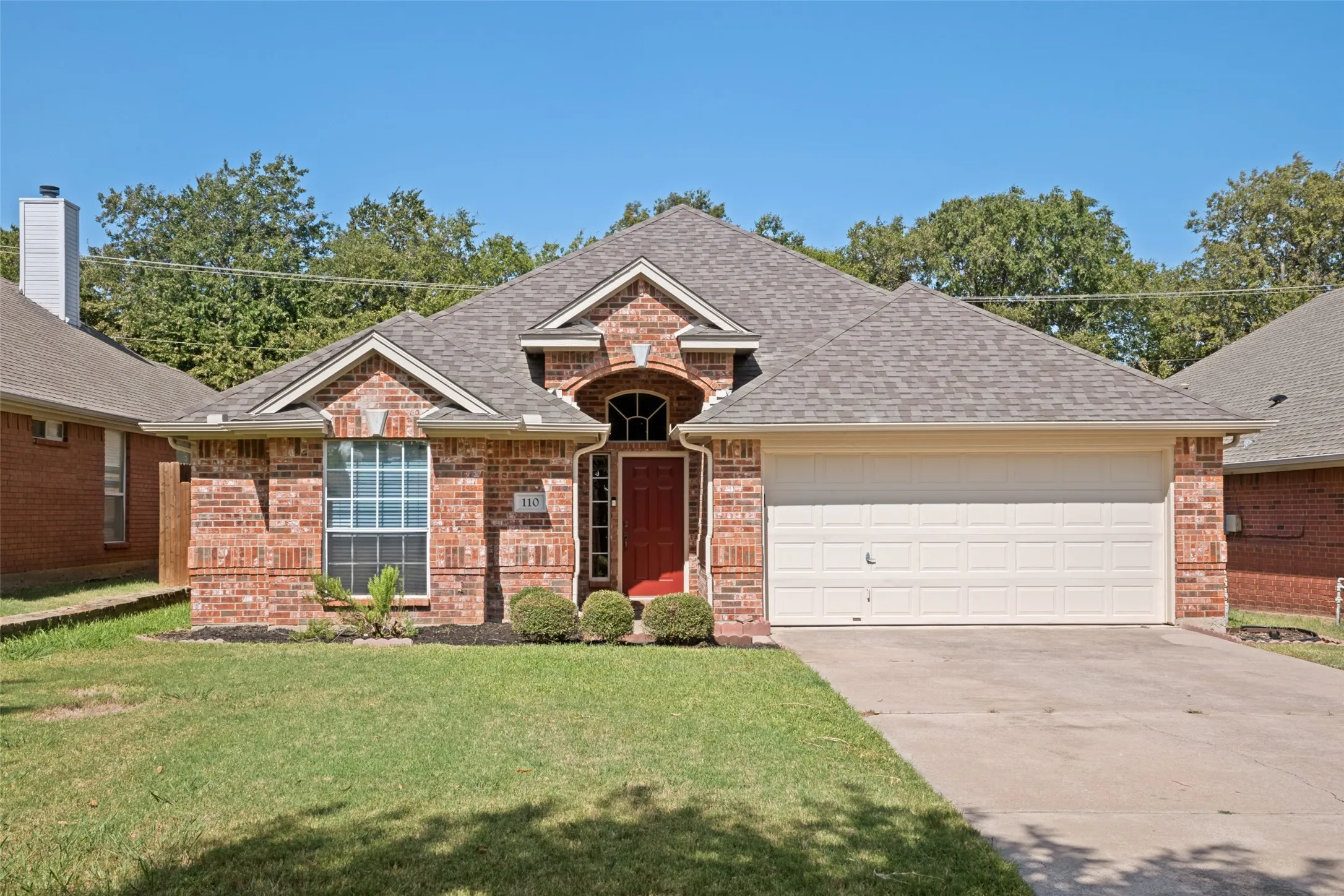 Single Family Residence For Sale in Denton County , 110 Blue Bonnet Circle, Justin, Texas 76247, 3 Bedroom, 2 Bathroom, 2 Garage spaces, 1,887 Sqft, built in 2000, mls#21357644, Real Estate Agent in Justin, Homes For Sale in Denton county, Homes For Sale in Justin, Realtor in Justin Texas, Real Estate Brokerage Independent Realty Texas, Luminita Cordes Realtor
