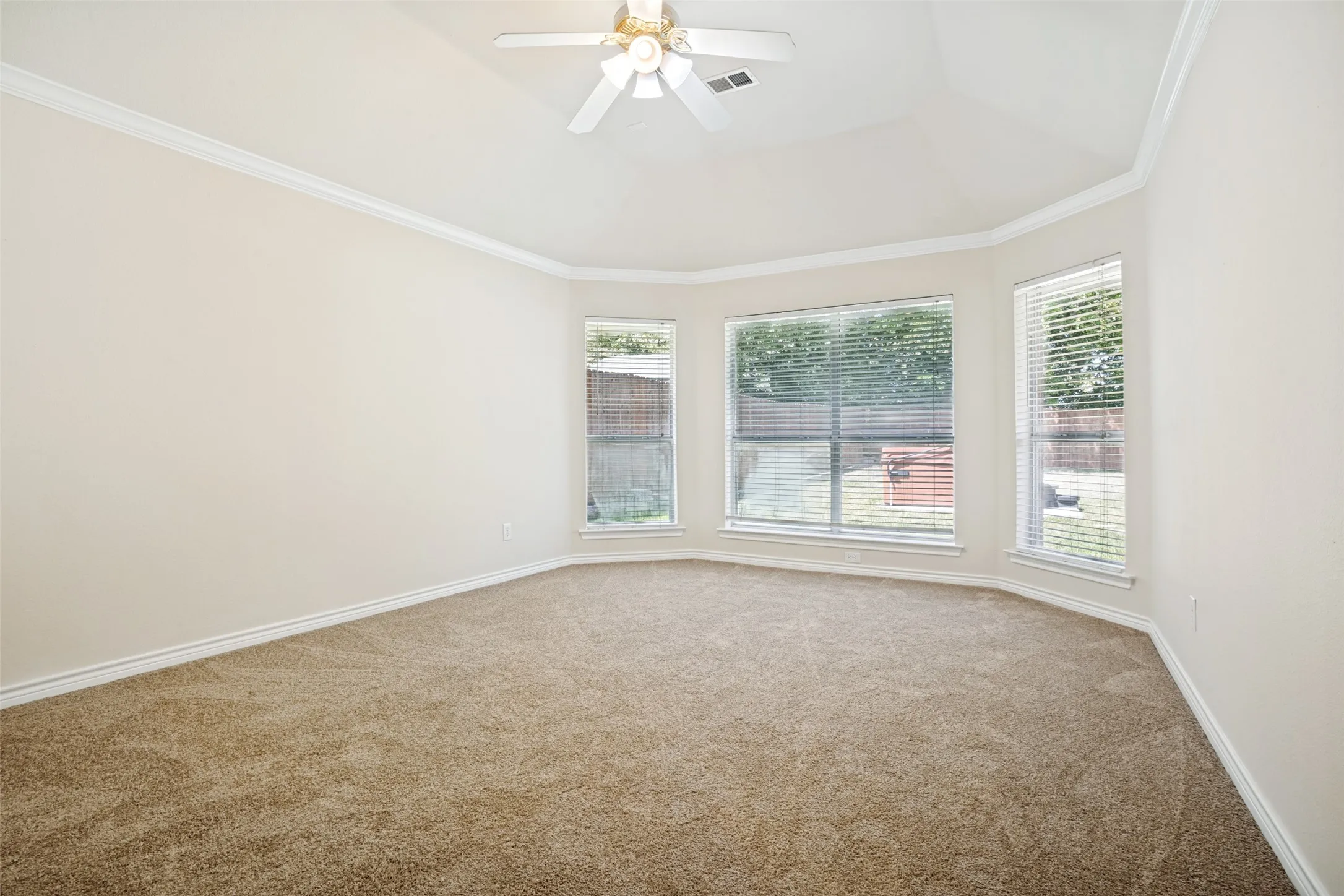 Single Family Residence For Sale in Denton County , 110 Blue Bonnet Circle, Justin, Texas 76247, 3 Bedroom, 2 Bathroom, 2 Garage spaces, 1,887 Sqft, built in 2000, mls#21357644, Real Estate Agent in Justin, Homes For Sale in Denton county, Homes For Sale in Justin, Realtor in Justin Texas, Real Estate Brokerage Independent Realty Texas, Luminita Cordes Realtor