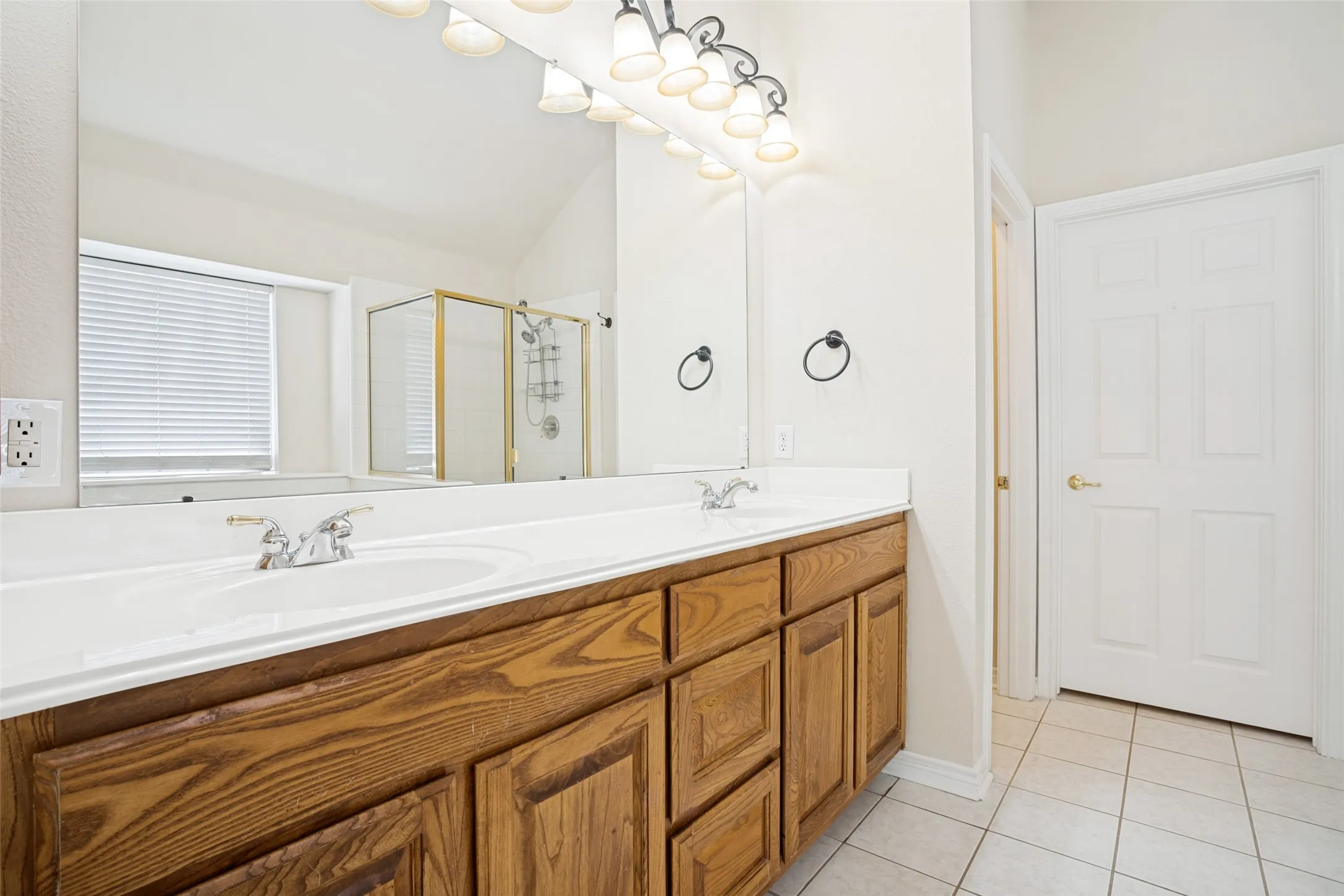 Single Family Residence For Sale in Denton County , 110 Blue Bonnet Circle, Justin, Texas 76247, 3 Bedroom, 2 Bathroom, 2 Garage spaces, 1,887 Sqft, built in 2000, mls#21357644, Real Estate Agent in Justin, Homes For Sale in Denton county, Homes For Sale in Justin, Realtor in Justin Texas, Real Estate Brokerage Independent Realty Texas, Luminita Cordes Realtor