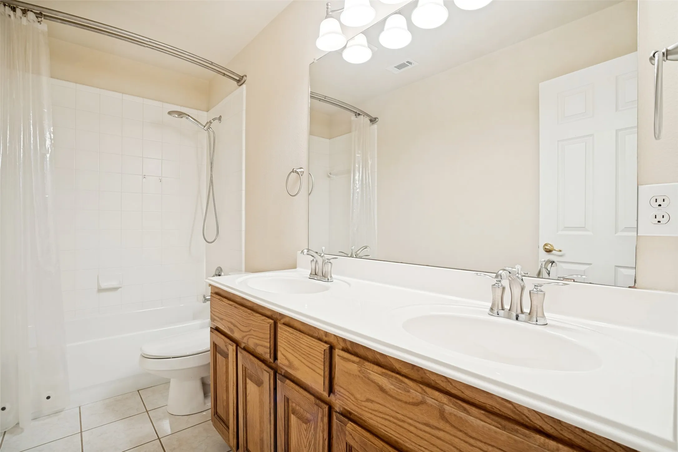 Single Family Residence For Sale in Denton County , 110 Blue Bonnet Circle, Justin, Texas 76247, 3 Bedroom, 2 Bathroom, 2 Garage spaces, 1,887 Sqft, built in 2000, mls#21357644, Real Estate Agent in Justin, Homes For Sale in Denton county, Homes For Sale in Justin, Realtor in Justin Texas, Real Estate Brokerage Independent Realty Texas, Luminita Cordes Realtor
