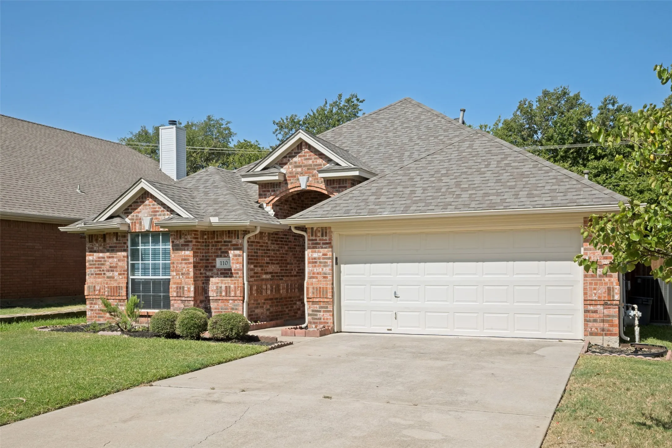 Single Family Residence For Sale in Denton County , 110 Blue Bonnet Circle, Justin, Texas 76247, 3 Bedroom, 2 Bathroom, 2 Garage spaces, 1,887 Sqft, built in 2000, mls#21357644, Real Estate Agent in Justin, Homes For Sale in Denton county, Homes For Sale in Justin, Realtor in Justin Texas, Real Estate Brokerage Independent Realty Texas, Luminita Cordes Realtor