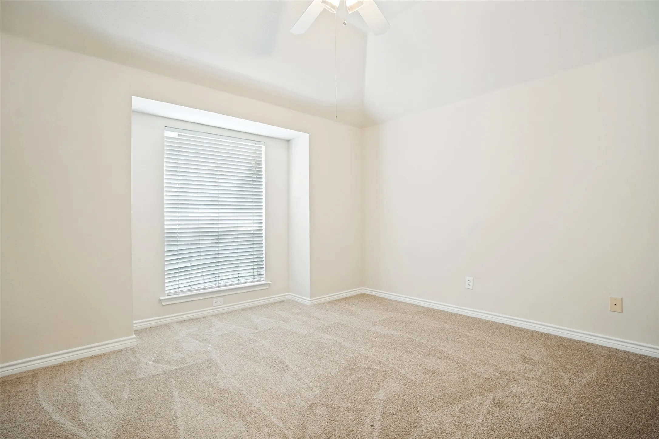 Single Family Residence For Sale in Denton County , 110 Blue Bonnet Circle, Justin, Texas 76247, 3 Bedroom, 2 Bathroom, 2 Garage spaces, 1,887 Sqft, built in 2000, mls#21357644, Real Estate Agent in Justin, Homes For Sale in Denton county, Homes For Sale in Justin, Realtor in Justin Texas, Real Estate Brokerage Independent Realty Texas, Luminita Cordes Realtor