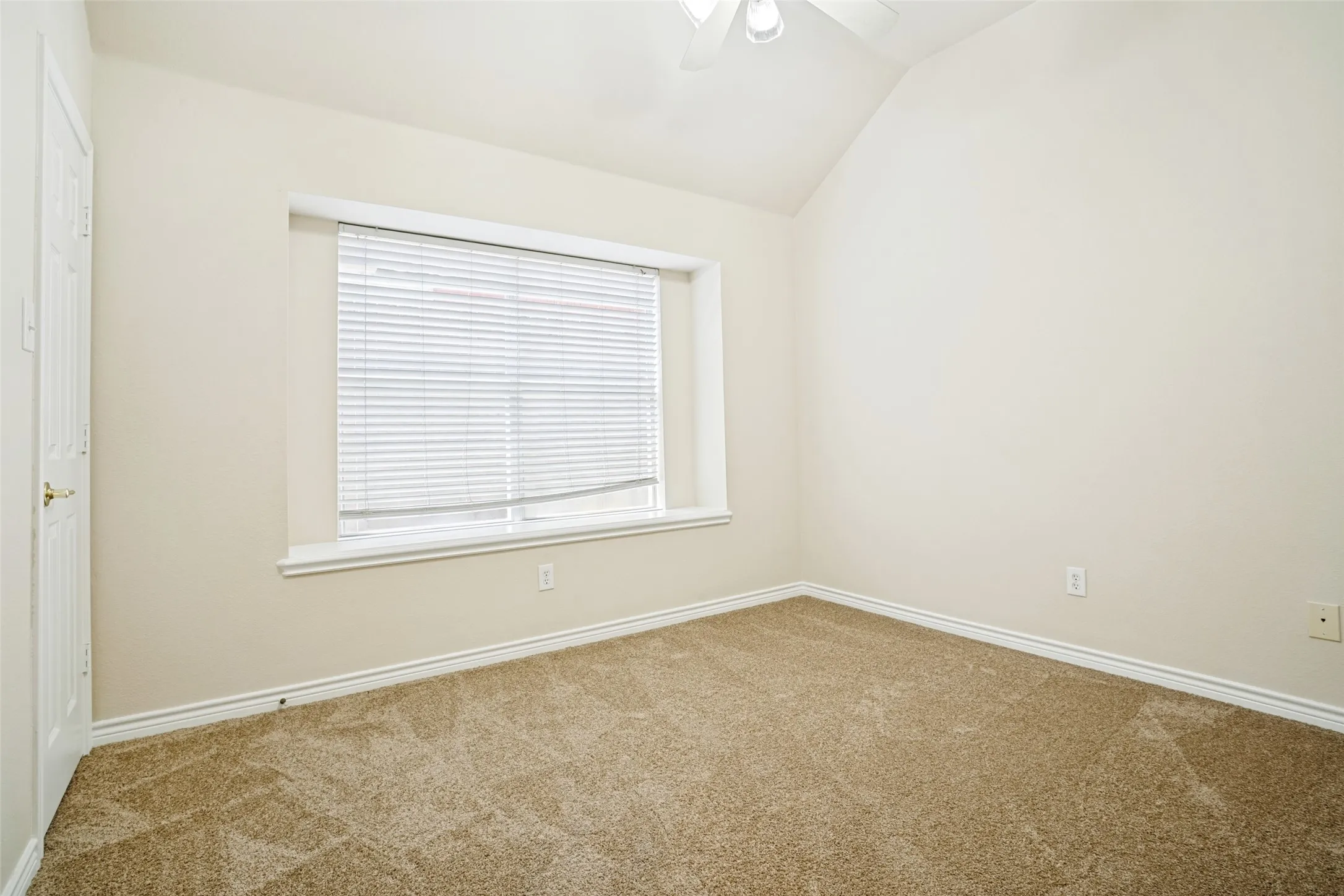 Single Family Residence For Sale in Denton County , 110 Blue Bonnet Circle, Justin, Texas 76247, 3 Bedroom, 2 Bathroom, 2 Garage spaces, 1,887 Sqft, built in 2000, mls#21357644, Real Estate Agent in Justin, Homes For Sale in Denton county, Homes For Sale in Justin, Realtor in Justin Texas, Real Estate Brokerage Independent Realty Texas, Luminita Cordes Realtor