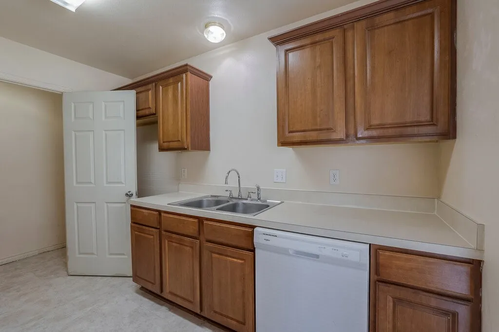 Single Family Residence For Sale in Tarrant County , 113 Oak Wood Lane, Kennedale, Texas 76060, 2 Bedroom, 2 Bathroom, Garage spaces, 983 Sqft, built in 1983, mls#21357622, Real Estate Agent in Kennedale, Homes For Sale in Tarrant county, Homes For Sale in Kennedale, Realtor in Kennedale Texas, Real Estate Brokerage Independent Realty Texas, Luminita Cordes Realtor