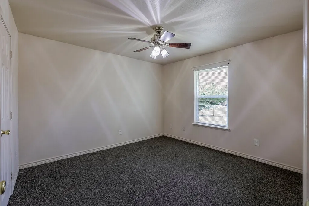 Single Family Residence For Sale in Tarrant County , 113 Oak Wood Lane, Kennedale, Texas 76060, 2 Bedroom, 2 Bathroom, Garage spaces, 983 Sqft, built in 1983, mls#21357622, Real Estate Agent in Kennedale, Homes For Sale in Tarrant county, Homes For Sale in Kennedale, Realtor in Kennedale Texas, Real Estate Brokerage Independent Realty Texas, Luminita Cordes Realtor