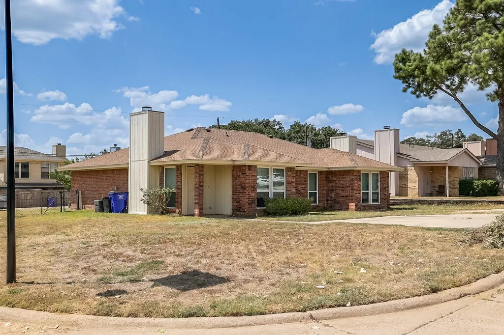 Single Family Residence For Sale in Tarrant County , 113 Oak Wood Lane, Kennedale, Texas 76060, 2 Bedroom, 2 Bathroom, Garage spaces, 983 Sqft, built in 1983, mls#21357622, Real Estate Agent in Kennedale, Homes For Sale in Tarrant county, Homes For Sale in Kennedale, Realtor in Kennedale Texas, Real Estate Brokerage Independent Realty Texas, Luminita Cordes Realtor