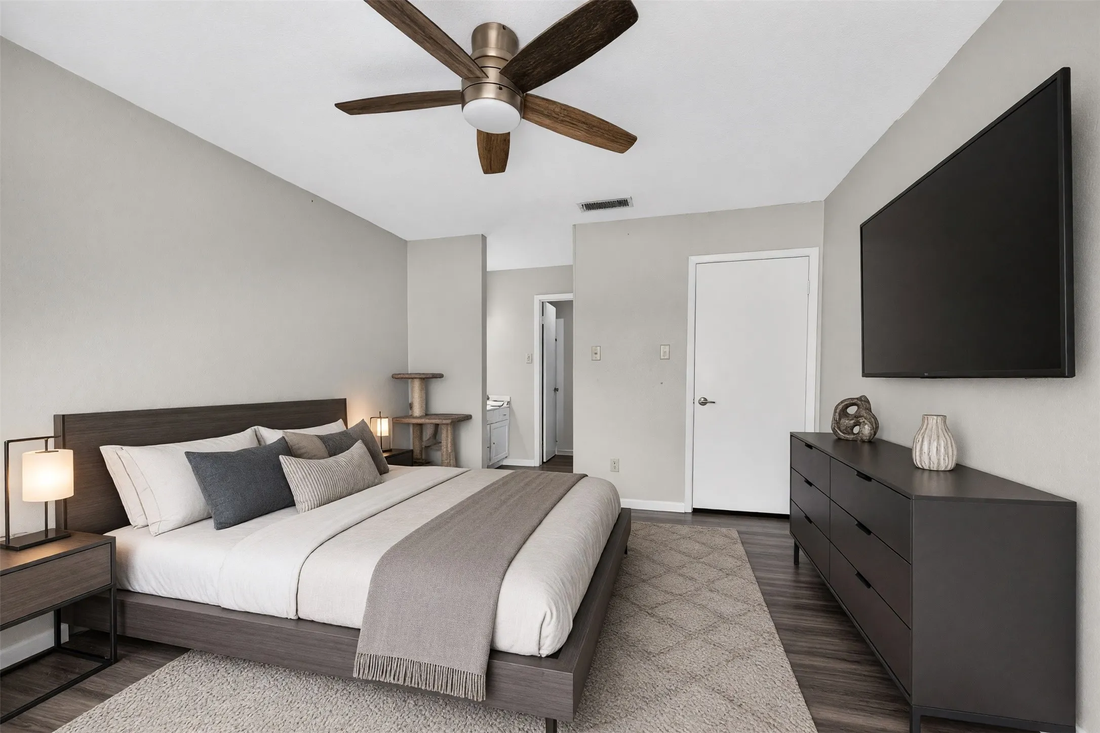 Condominium For Sale in Dallas County , 2632 Piedras, Irving, Texas 75038, 2 Bedroom, 3 Bathroom, 1 Garage spaces, 1,135 Sqft, built in 1981, mls#21357649, Real Estate Agent in Irving, Homes For Sale in Dallas county, Homes For Sale in Irving, Realtor in Irving Texas, Real Estate Brokerage Independent Realty Texas, Luminita Cordes Realtor