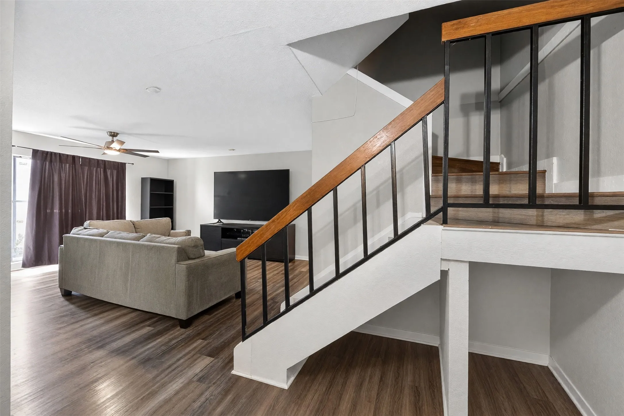 Condominium For Sale in Dallas County , 2632 Piedras, Irving, Texas 75038, 2 Bedroom, 3 Bathroom, 1 Garage spaces, 1,135 Sqft, built in 1981, mls#21357649, Real Estate Agent in Irving, Homes For Sale in Dallas county, Homes For Sale in Irving, Realtor in Irving Texas, Real Estate Brokerage Independent Realty Texas, Luminita Cordes Realtor