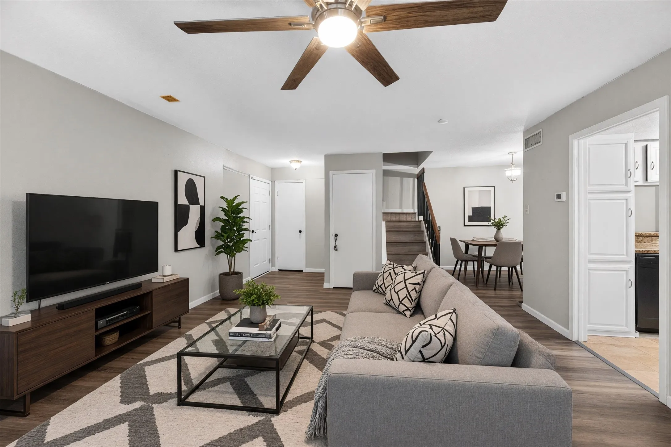 Condominium For Sale in Dallas County , 2632 Piedras, Irving, Texas 75038, 2 Bedroom, 3 Bathroom, 1 Garage spaces, 1,135 Sqft, built in 1981, mls#21357649, Real Estate Agent in Irving, Homes For Sale in Dallas county, Homes For Sale in Irving, Realtor in Irving Texas, Real Estate Brokerage Independent Realty Texas, Luminita Cordes Realtor