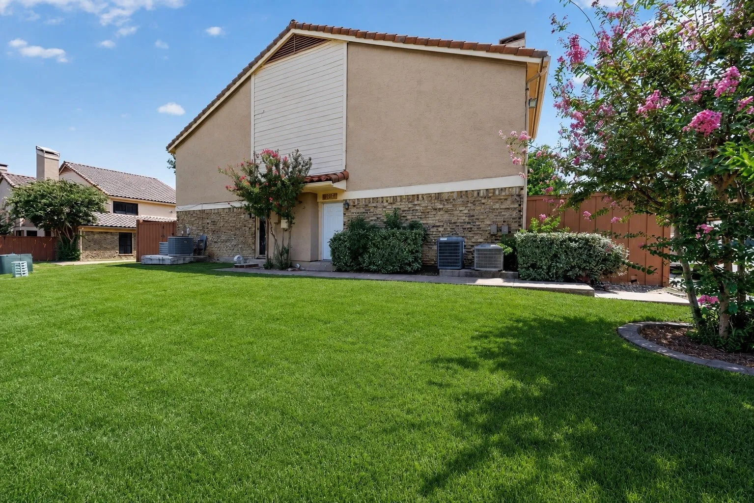 Condominium For Sale in Dallas County , 2632 Piedras, Irving, Texas 75038, 2 Bedroom, 3 Bathroom, 1 Garage spaces, 1,135 Sqft, built in 1981, mls#21357649, Real Estate Agent in Irving, Homes For Sale in Dallas county, Homes For Sale in Irving, Realtor in Irving Texas, Real Estate Brokerage Independent Realty Texas, Luminita Cordes Realtor