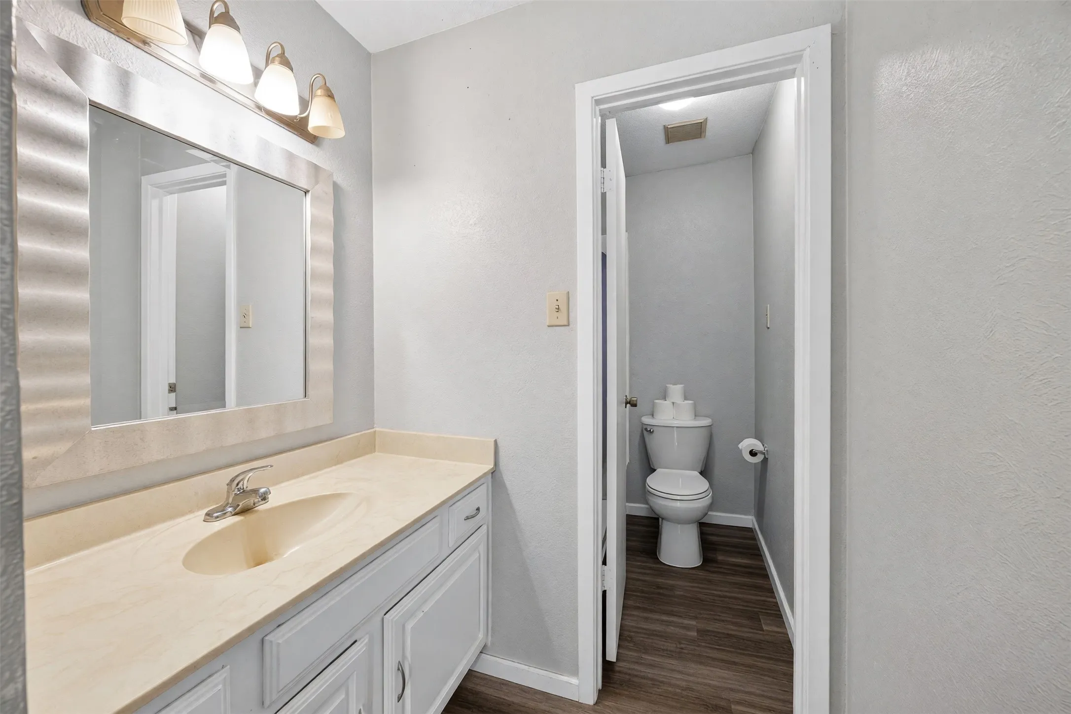 Condominium For Sale in Dallas County , 2632 Piedras, Irving, Texas 75038, 2 Bedroom, 3 Bathroom, 1 Garage spaces, 1,135 Sqft, built in 1981, mls#21357649, Real Estate Agent in Irving, Homes For Sale in Dallas county, Homes For Sale in Irving, Realtor in Irving Texas, Real Estate Brokerage Independent Realty Texas, Luminita Cordes Realtor