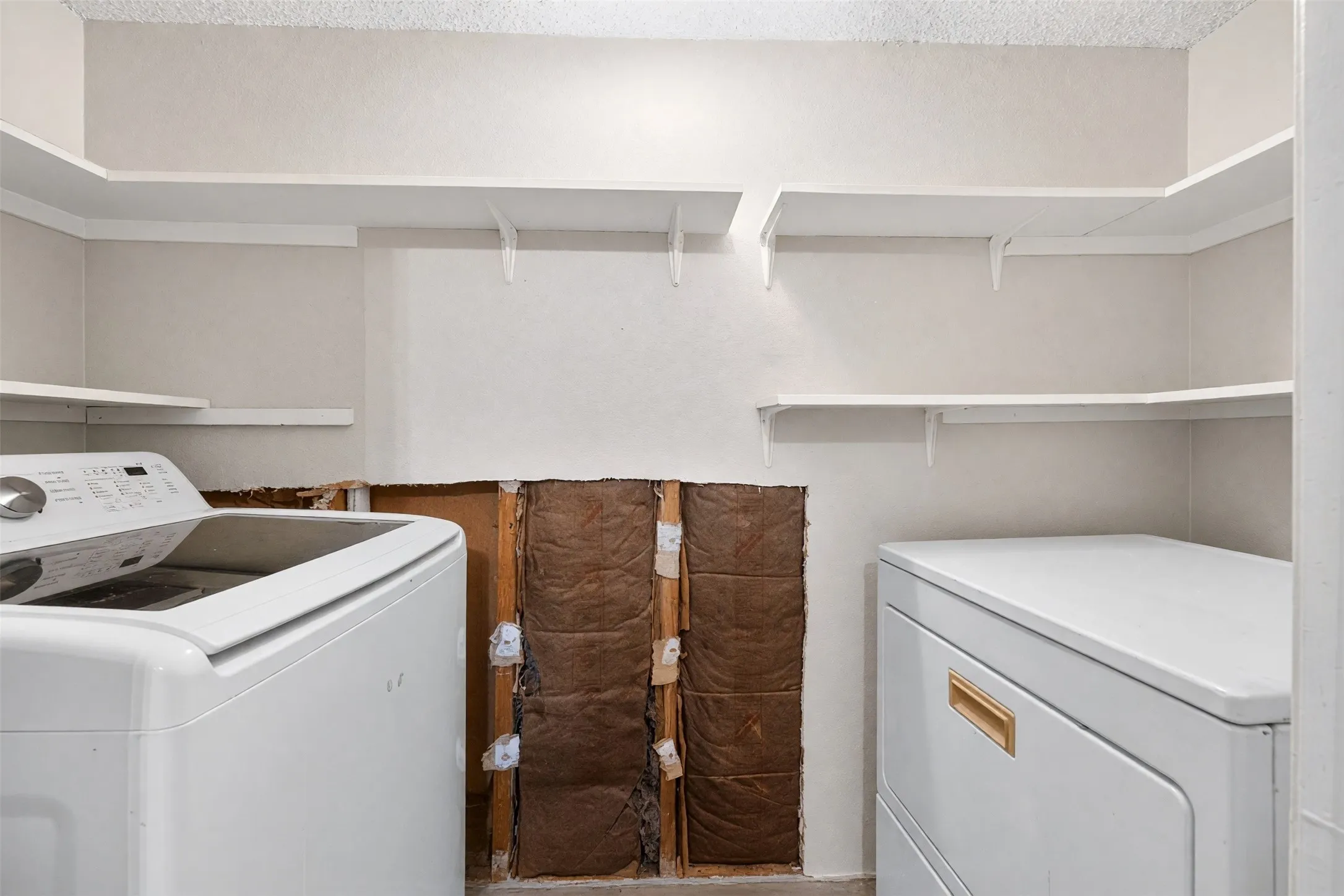 Condominium For Sale in Dallas County , 2632 Piedras, Irving, Texas 75038, 2 Bedroom, 3 Bathroom, 1 Garage spaces, 1,135 Sqft, built in 1981, mls#21357649, Real Estate Agent in Irving, Homes For Sale in Dallas county, Homes For Sale in Irving, Realtor in Irving Texas, Real Estate Brokerage Independent Realty Texas, Luminita Cordes Realtor