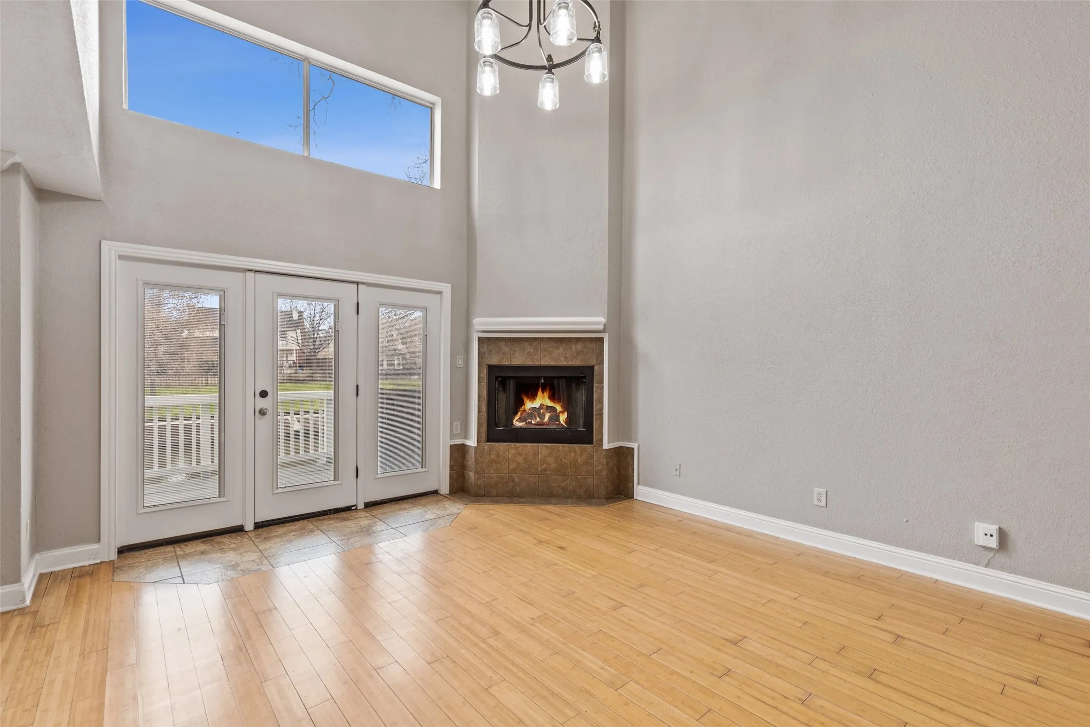 Townhouse For Rent in Dallas County , 906 Canal Street, Irving, Texas 75063, 3 Bedroom, 3 Bathroom, 2 Garage spaces, 1,453 Sqft, built in 1987, mls#21331507, Real Estate Agent in Irving, Homes For Rent in Dallas county, Homes For Rent in Irving, Realtor in Irving Texas, Real Estate Brokerage Independent Realty Texas, Luminita Cordes Realtor