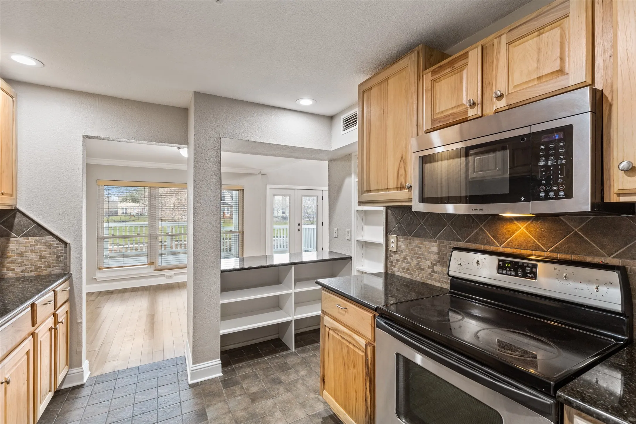Townhouse For Rent in Dallas County , 906 Canal Street, Irving, Texas 75063, 3 Bedroom, 3 Bathroom, 2 Garage spaces, 1,453 Sqft, built in 1987, mls#21331507, Real Estate Agent in Irving, Homes For Rent in Dallas county, Homes For Rent in Irving, Realtor in Irving Texas, Real Estate Brokerage Independent Realty Texas, Luminita Cordes Realtor